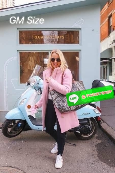 GM SIZE Goyard Saint Louis Claire-Voie GM Bag กระเป๋า Saint Louis GM มาในรุ่นลิมิเต็ดอิดิชั่นในผ้าใบ Goyardine Claire-Voie Grege สุดพิเศษใหม่ ผ้าใบเคลือบด้านในและสามเหลี่ยมด้านนอกที่โดดเด่นเป็นสีเดียวกันซึ่งสร้างภาพลวงตาที่สามารถมองเห็นผ่านกระเป๋าได้ กระเ