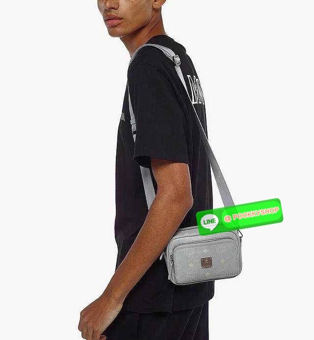 MCM X-MINI KLASSIK CROSSBODY BAG IN VISETOS รุ่นยูนิเซ็กส์มาแล้วจ้า!! ไซส์นี้ใช้ได้ทั้งหนุ่มๆสาวๆไปเลย กระเป๋าสะพายข้างทรงครอสบอดี้ ใบเล็กขนาดกะทัดรัด วัสดุหนังแคนวาสคุณภาพดี มีช่องหลัก 2 ช่อง ภายในมีช่องย่อยให้ 1 ช่อง มาพร้อมสายสะพายสปอร์ตที่ดีไซน์หรูไม่