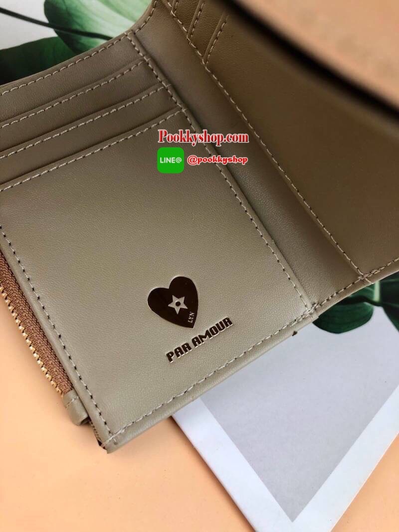 Lyn Paramour Short Wallet กระเป๋าเงินใบสั้นแบบ 3 พับ จับกระชับมือ วัสดุหนังเรียบ ด้านหน้ามีจุดเด่นตรงที่เปิดปิดมีโลหะวงกลม เปิดปิดแบบกระดุม มีช่องซิปใส่เหรียญ ช่องการ์ด 6 ช่อง และยังมีช่องใส่ธนบัตรได้ตามยาว แบบค์100/1000 ใส่ได้ทุกแบงค์ค่า เหมาะกับการใช้กั