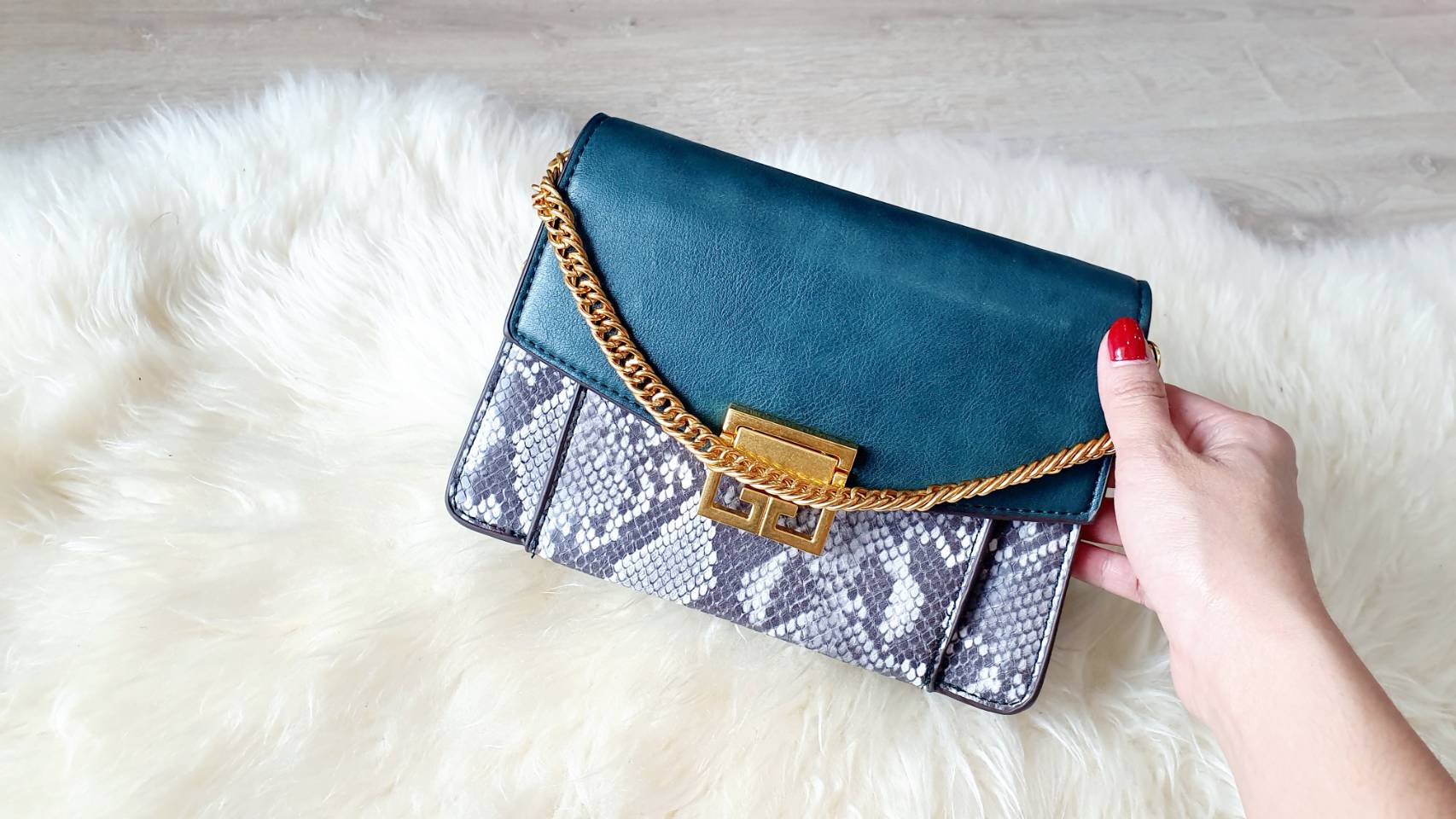 Givenchy small v3 ตัวกระเป๋าเป็นหนังเรียบตรงฝา กระเป๋าตัดกับหนังงูดูเข้ากันทีสุด ไซส์กลางๆ ตัวกระเป๋ามีช่องใส่ของไห้ถึง3ช่อง ยังมีช่องหน้าอีก1ช่อง คุ้มสุดๆไปเลย มาพร้อมสายยาวปรับระดับได้ ตัวกระเป๋าเป็นทรงฐานแข็งแรง อะไหล่ด้านหน้าเปิดปิดใช้งานง่าย