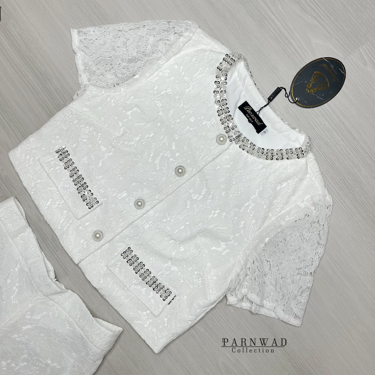 ชุดเซทแฟชั่น Set เสื้อลูกไม้เนื้อนิ่มกระดุมหน้าแต่งเลื่อมสีเงินที่คอและกระเป๋า มาพร้อมกับกระโปรงลูกไม้เอวสูง