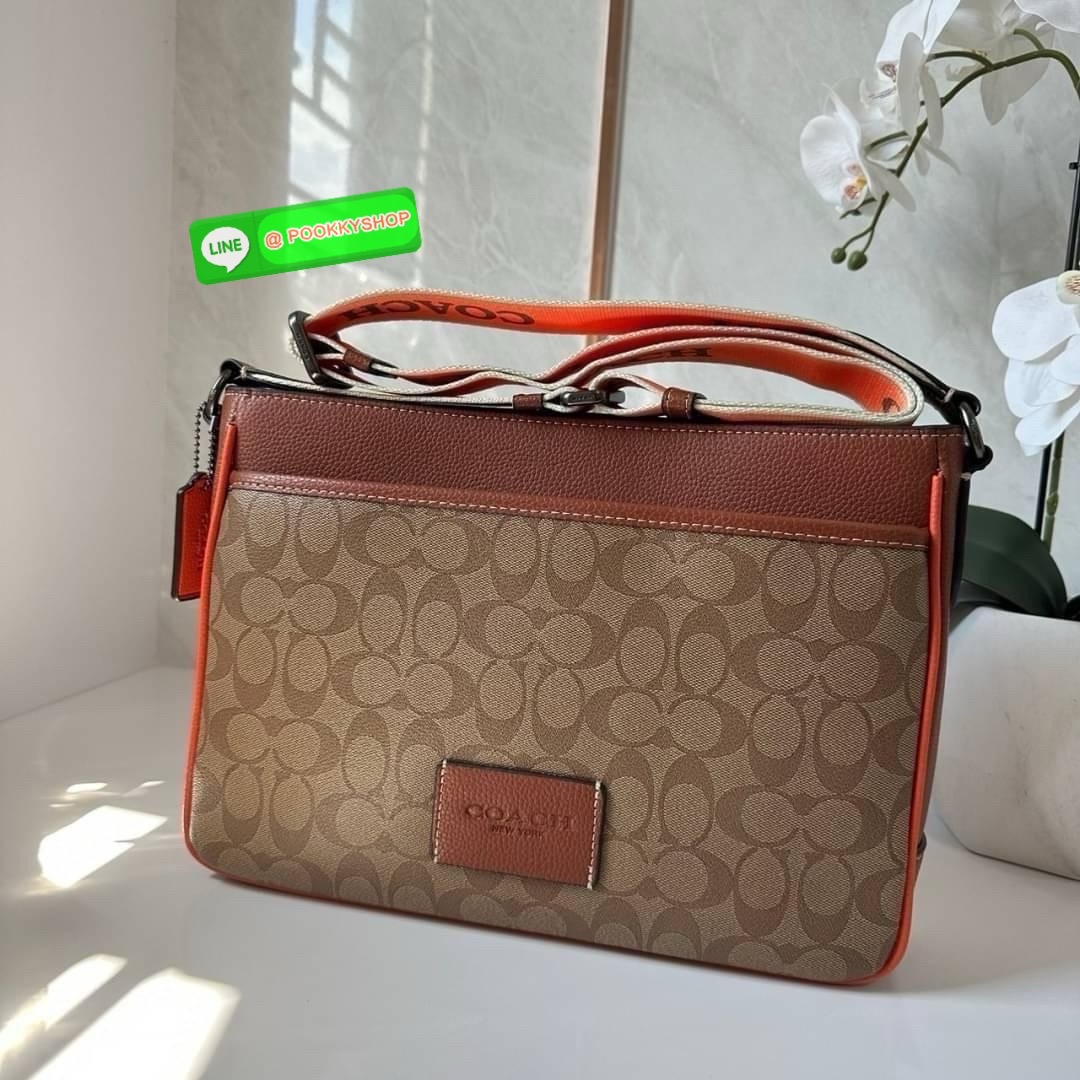 COACH DISTRICT CROSSBODY IN SIGNATURE CANVAS CH078 🔖กระเป๋าสะพายคอสบอดี้ทรงสีเหลี่ยม 🔖วัสดุ : canvas, ตัดขอบหนัง pebble leather 🔖 เปิด-ปิดแบบซิป ด้านในมีช่องซิปและช่องอเนกประสงค์ ปิดด้วยซิปด้านบน ซับในผ้า มีช่องซิปและช่องเก็บของด้า