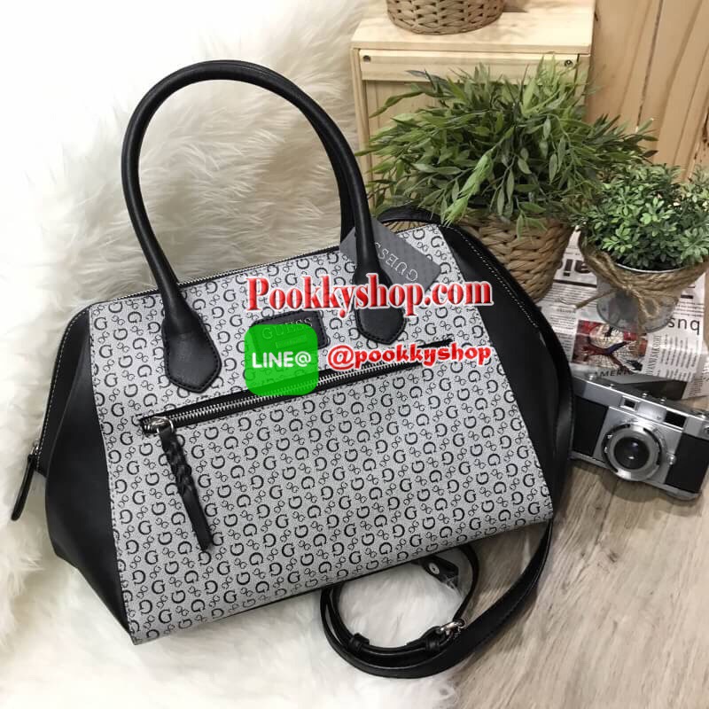 GUESS SAFFIANO HANDBAG กระเป๋าถือหรือสะพายรุ่นแนะนำจาก GUESS หนังปั้มลาย GUESS สวยหรูอยู่ทรงสไตล์ PRADA ใบใหญ่จุสุดๆ ด้านหน้ามีโลโก้แบร์น เปิดปิดด้วยซิปสะดวกใช้ ภายในมีโลโก้ ช่องซิป ช่องใส่มือถือ หูจับแข็งแรงสะพายไหล่ได้มาพร้อมสายสะพายยาวถอดปรับได้ ตัวจริ