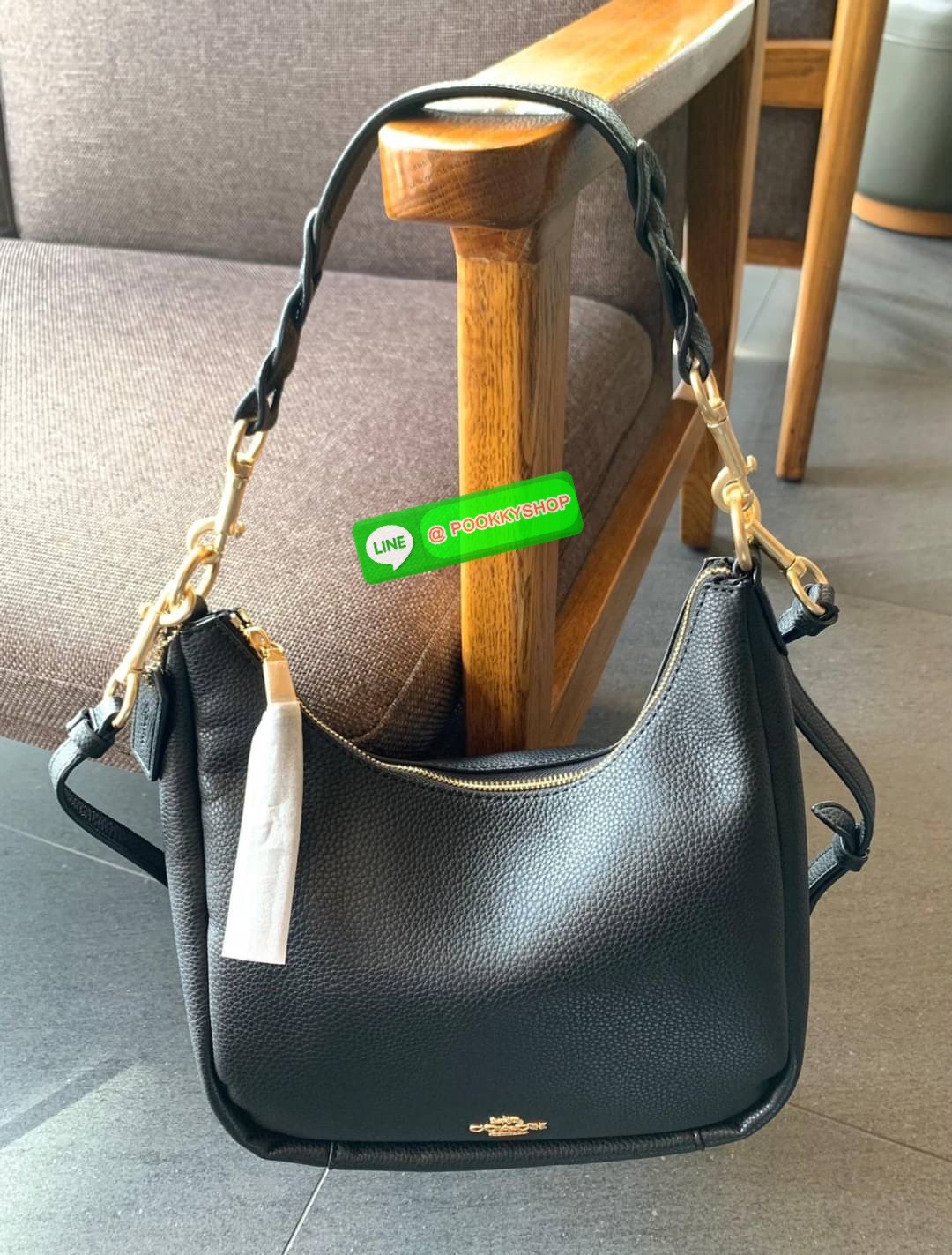 COACH JULES HOBO BAG ((C9189//9190)) 🌍พร้อมส่งที่ไทย! ต้องบอกก่อนว่าหนังรุ่นนี้อย่างดี นิ่มมากๆ สัมผัสแล้วรู้สึกละมุน กับกระเป๋าใบใหญ่ ทรงสวย เปิดปิดกระเป๋าแบบซิปมีหนังห้อยเพิ่มความเก๋ตรงหัวซิปค่ะ ภายในกระเป๋ากว้างมาก ใส่สัมภาระได้ครบครัน หายห่วงเ