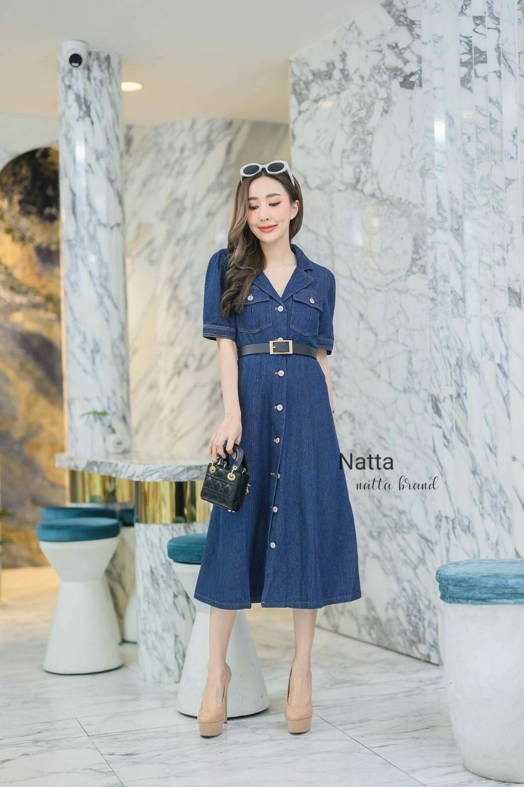 ชุดเดรสยีนส์ ติดกระดุมด้านหน้า มีกระเป๋าข้างใช้งานได้จริง มาพร้อมกับเข็ดขัด ใส่ได้ทุกโอกาส จะใส่ไปเที่ยว ใส่ทำงานเก๋ๆ ไม่ซ้ำใครแน่นอนจ้า ผ้ายีนส์สวย ใส่ได้ตลอดค่ะ