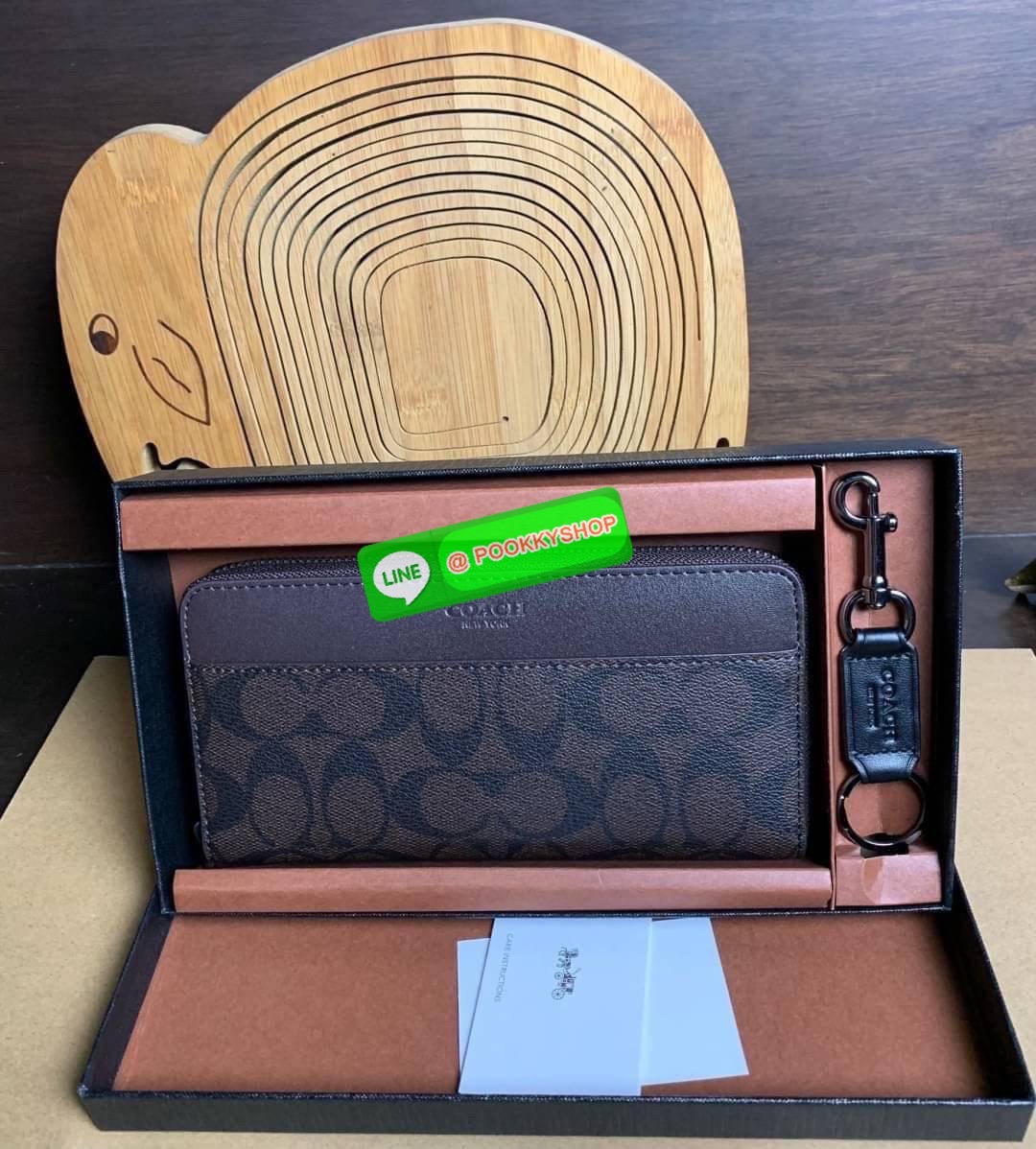 COACH ACCORDION ZIP WALLET IN SIGNATURE CANVAS กระเป๋าสตางค์ใบยาว ซิปรอบ ใช้งานง่าย ด้วยฟังค์ชั้น ด้านใน ใส่บัตรได้จุใจ มีช่องซิปใส่เหรียญตรงกลาง โดนใจหลายๆคนไปเรียบร้อยและคลาสสิค เรียบหรูดูแพงตลอดกาล ยกให้รุ่นนี้เลย
