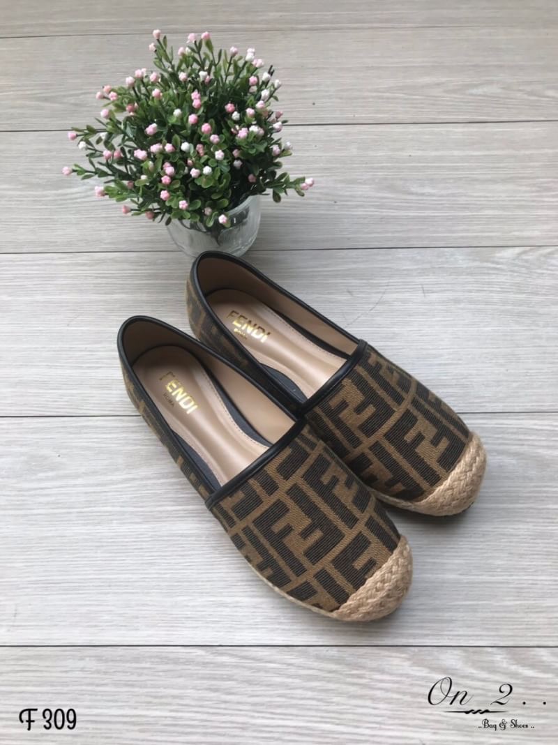 Fendi Shoes ผ้าใบแบบสวม Fendi วัสดุcanvas ทอลาย แบรนด์ แต่งขอบด้วยปอถัก งานพื้นตีแบรนด์ คู่นี้ทรงสวยคะ น้ำหนักเบาสวมใส่สบายเท้า มา 1 สี นะคะ