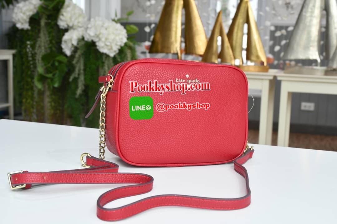 Kate spade New York mini shoulder bag กระเป๋าถือหรือสะพายหนังนิ่ม สวยอยู่ทรง ด้านหน้าประดับโลโก้แบรนด์ อะไหล่ทองหรูหรา น้ำหนักเบา ภายนอก มี2ช่องซิป แยกเป็นสัดส่วน ภายในมีช่องซิป 1 ช่อง และช่องใส่ของจุกจิก 1ช่อง จุของได้เยอะ สายสะพายปรับระดับได้ สะพายข้างห