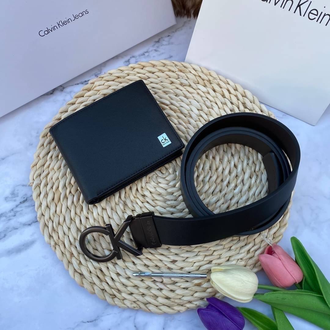 Calvin Klein Leather Belt & Wallet Set Setกระเป๋าสตางค์+เข็มขัด กระเป๋าสตางค์ด้านหน้าปั๊มชื่อแบรนด์ มีช่องใส่บัตร ช่องใส่ธนบัตร 2 ช่อง และช่องเก็บเหรียญ เข็มขัดหนังแท้ปั๊มแบรนด์ สามารถสลับใช้ได้ทั้ง 2 ด้าน เข็มขัดปรับระดับได้ 5 ระดับ มาพร้อมที่เจาะรูจ้า