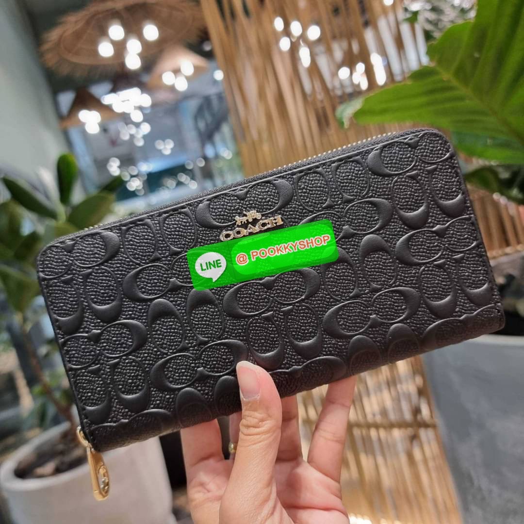 COACH C7360 LONG ZIP AROUND WALLET IN SIGNATURE LEATHER พร้อมเสิร์ฟความเลิศหรู ไม่ต้องรอพรีฯ ใหม่ล่าสุด กระเป๋าสตางค์ใบยาวกึ่งคล้องมือ สีคลาสสิค ขายดี ถือใช้คือขับผิวสุด!! วัสดุหนังแท้ปั๊มลายนูนสวยคม มาพร้อมสายคล้องมือ ถอดออกได้ ภายในใส่บัตรได้เยอะ มีช่อง