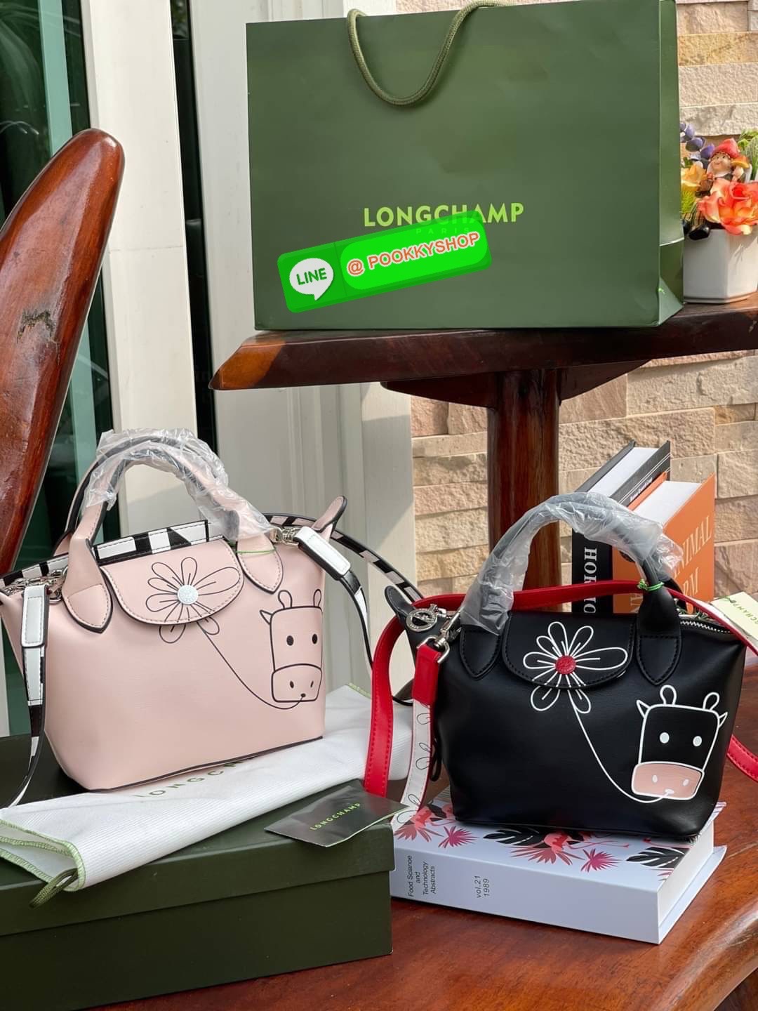 Longchamp Year of OX LE PLIAGE CUIR TOP HANDLE BAG XS Celebrate 2021! ต้อนรับปีวัวด้วยคอลเล็คชั่นพิเศษ วัสดุหนังเมทิส (Metis) หรือหนังแกะเนื้อนุ่มมาพร้อมหูจับขนาดสั้นเหมาะถนัดมือ กระเป๋าทรงไอคอนนิกพร้อมลวดลาย animation สุดน่ารักตรงยุคสมัย เอาใจผู้ที่ชื่นช
