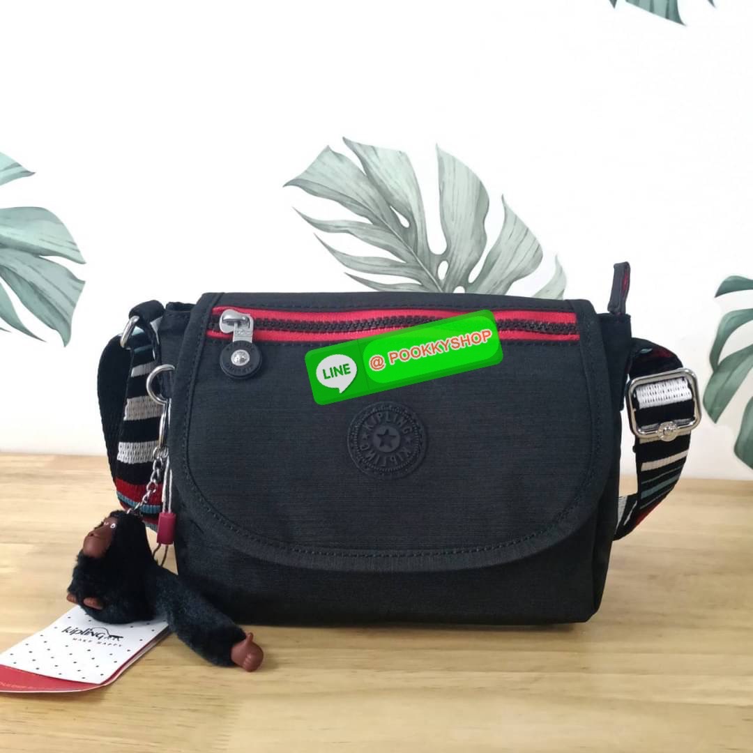 KIPLING SABIAN CROSSBODY MINI BAG กระเป๋าสะพายข้าง วัสดุ Nylon & Polyester 100% ขนาดเล็กกำลังน่ารัก เปิด-ปิดด้วยฝาปิดกระดุมแม่เหล็กและซิปแบรนด์ ด้านในทีแท็กแบรนด์