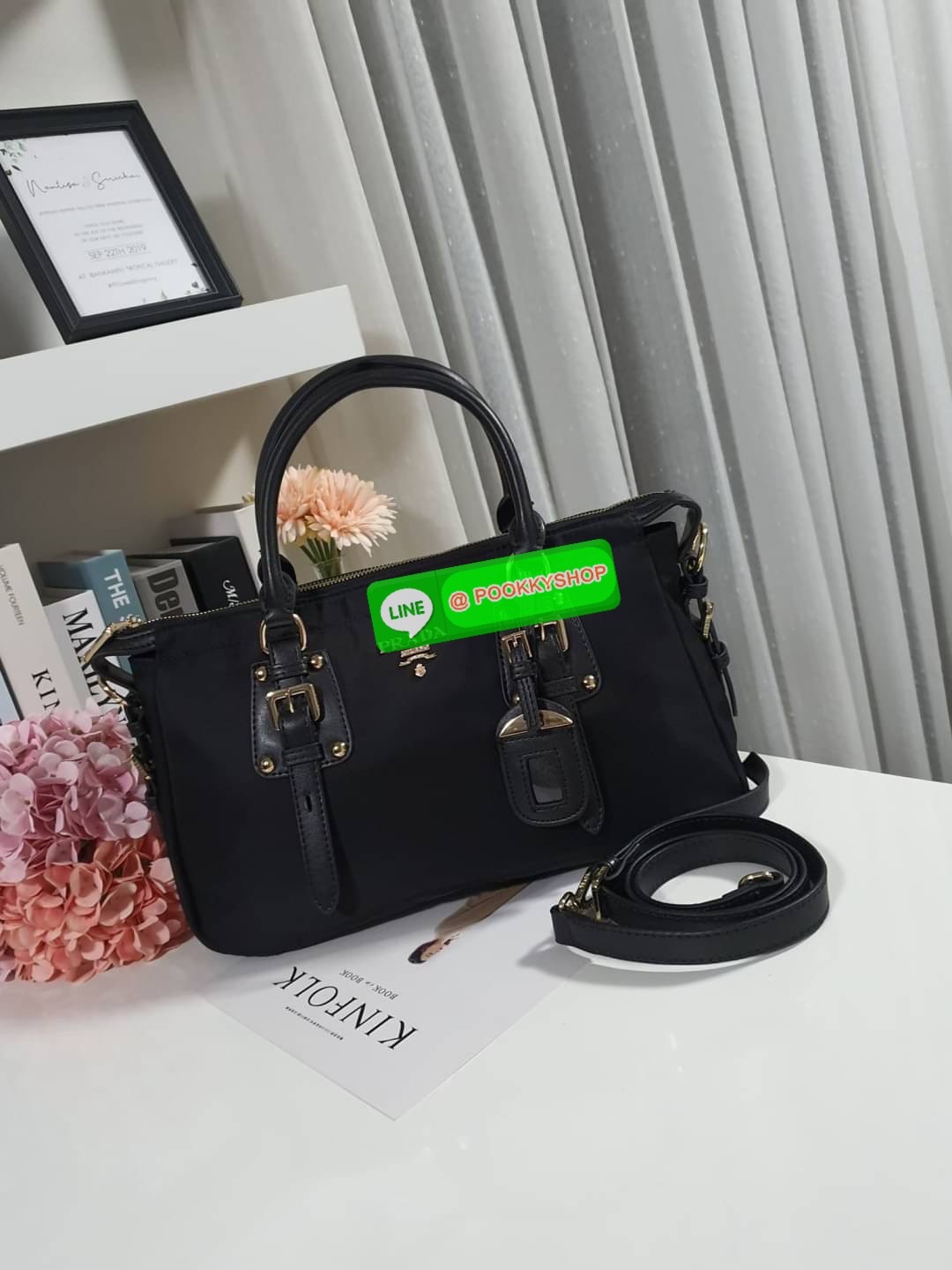 รุ่นยอดฮิต !!! ปังปุริเย่ 🎉🎉 กระเป๋าทรง HANDBAG จากงานพรีเมี่ยมกิ้ฟ จากเคาเตอร์ต่างประเทศ มาแล้วค่า กระเป๋าถือทรงหรู จากแบรนด์ PRADA เป็น กระเป๋าผ้าไนล่อน ตกแต่งรอบใบได้ สวยมาก ด้านในมีช่องซิปและช่องใส่ของ เป็นสัดส่วน อะไหล่ทองหรู ขนาดกำลั