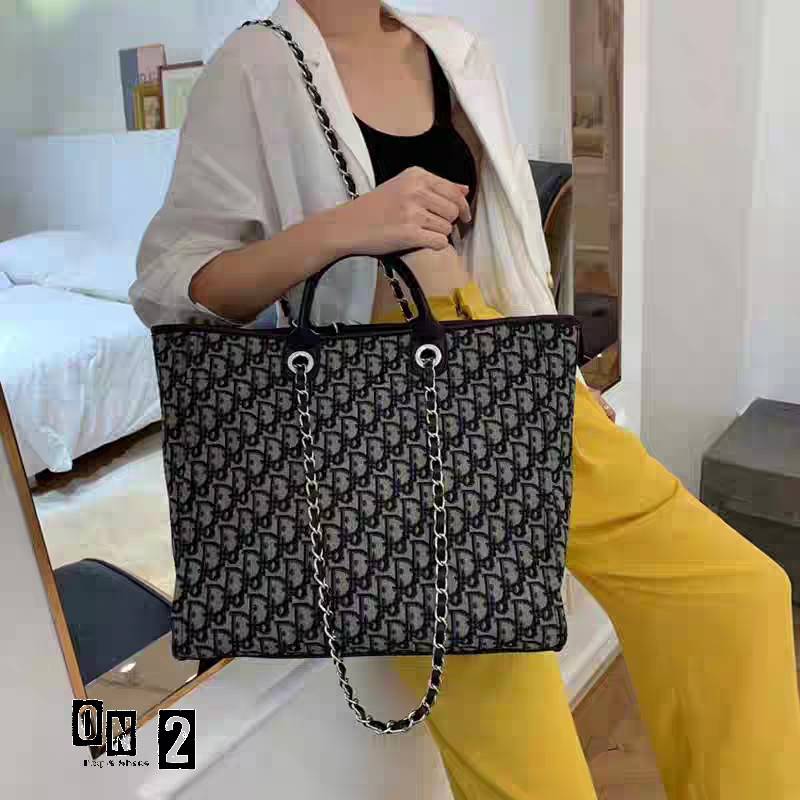 กระเป๋าชอปปิ้งปากซิปแบรนด์ dior วัสดุตัวกระเป๋าทำจากผ้าลาย dior สายสั้นเป็นหูจับทำจากหนังผสมสีดำ สายยาวเป็นสายโซ่ร้อยหนังสะพายชึ้นไหล่ได้ กระเป๋าเป็นปากซิป