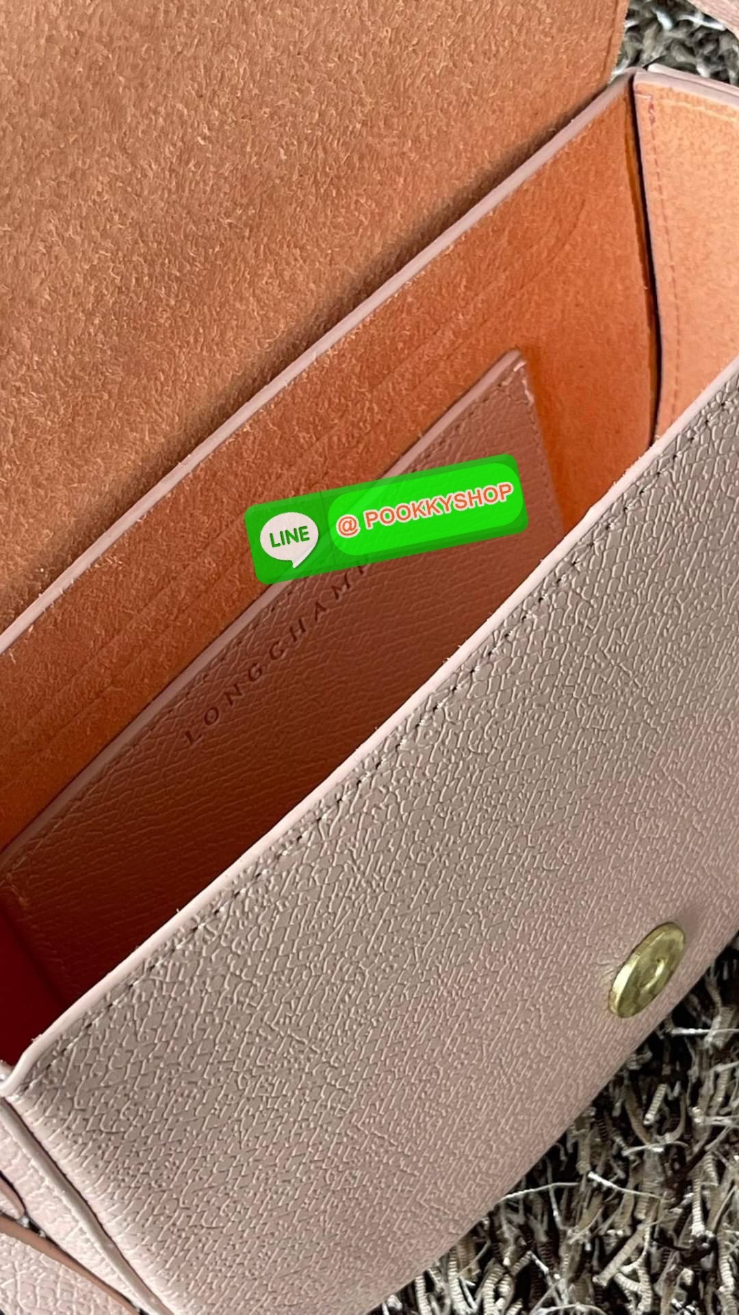 💕Longchamp Epure Crossbody Bag ด้วยรูปแบบที่ชวนให้นึกถึงฝาพับของ Le Pliage กระเป๋าสะพายข้างขนาดเล็กใบนี้มีทั้งความอ่อนเยาว์และความเป็นผู้หญิงในเสน่ห์ของมัน โดดเด่นด้วยรูปทรงกระเป๋าแบบอานม้า ยกย่องให้กับตำนานนักขี่ม้าของ Longchamp EPURE สายสะพายซึ่