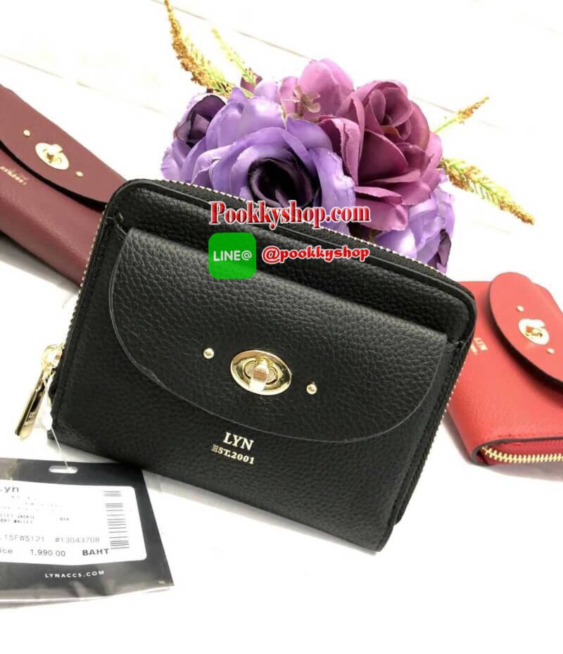 New arrival !!! LYN SHORT WALLET BAG รุ่นใหม่ล่าสุด!!! กระเป๋าสตางค์ใบสั้นขนาดกลาง วัสดุหนังลิ้นจี่ ลายหนังสวย นิ่มมือมากๆค่ะ ด้านหน้ามีช่องกระเป๋าหนึ่งช่อง เปิดปิดช่องหลักแบบซิปรอบ ด้านในมีข่องใส่รูปถ่าย ช่องใส่บัตรต่างๆได้ถึง 10 ช่องค่ะ มีช่องกว้างสำหรั