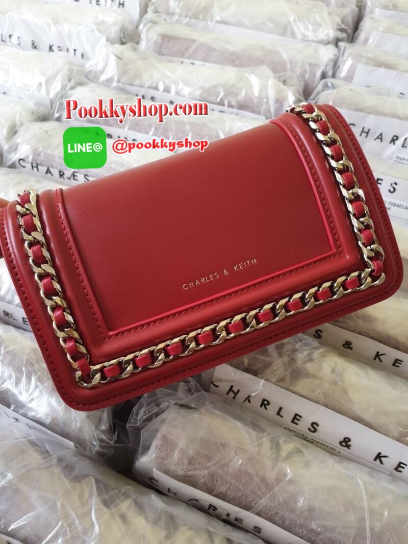 Charles&Keith Chain Rimmed Clutch กระเป๋าสะพายรุ่นใหม่!!ทรงcrossbodyหรือถอดสายถือเป็นทรงคลัชท์ได้ มีดีเทลโซ่ร้อยหนังรอบใบ เปิดปิดด้วยกระดุมแม่เหล็กใช้งานง่าย ภายในมีช่องซิป ช่องเสียบบัตรและช่องใหญ่ใส่ตระกูลพลัสได้ แยกเป็นสัดส่วน มาพร้อมสายสะพายแบบโซ่ต่อหน