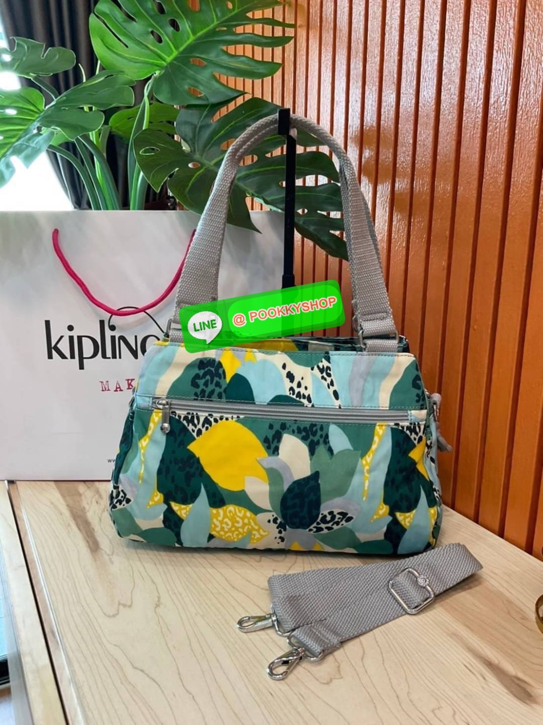 Kipling Damen Orelie Henkeltasche รุ่น K15257 กระเป๋าถือ/สะพาย Crossbody ขนาดกำลังดี หูกระเป๋ายาวสามารถคล้องบ่าได้ วัสดุpolymode100% ผ้ากันน้ำ กระเป๋ามีน้ำหนักเบา มีช่องซิป ด้านหน้า และ ด้านหลัง ภายในแบ่งเป็น 3 ช่องหลักใช้งาน ช่องซิปกลางแยกเป็นสัดส่วน จุข