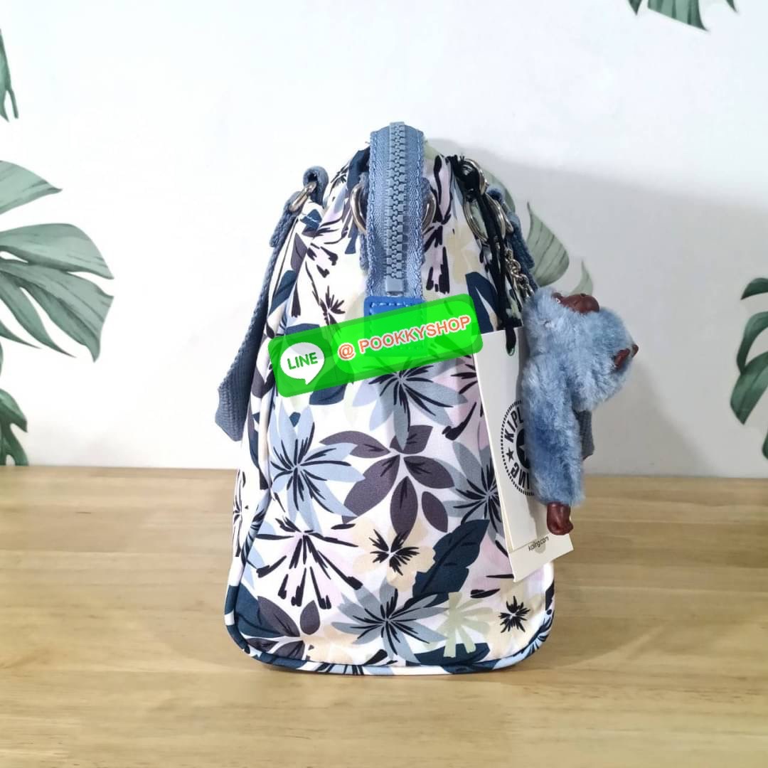KIPLING AMIEL Medium Handbag กระเป๋าถือหรือสะพาย วัสดุ Nylon + Polyester ช่องหลักเปิด-ปิดด้วยซิป โล่ง กว้าง สามารถจุของได้เยอะ ด้านในมีช่องใส่ของทั้งซ้ายและขวา ด้านหลังมี ช่องลึกอีก 1 ช่อง พร้อมสายสะพายยาวปรับได้ free size เหมาะกับวันไปทำงาน วันสบายๆ สามา