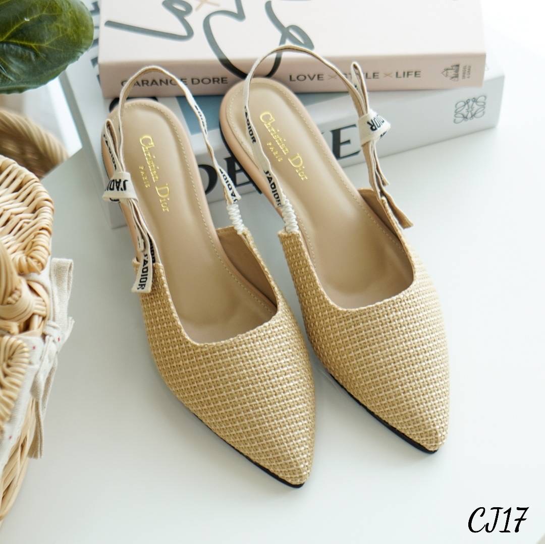 พร้อมส่ง รองเท้า D io r ตัวใหม่ ทรงสวมปิดหัวส้นแบน สายรัดส้นเป็นริบบิ้น งานปักโลโก้ วัสดุทำจากผ้ากระสอบซับหนังนิ่มด้านใน งานสวยมากค่ะ น่ารัก สุดๆ สีสวย พื้นปั้มแบรนด์