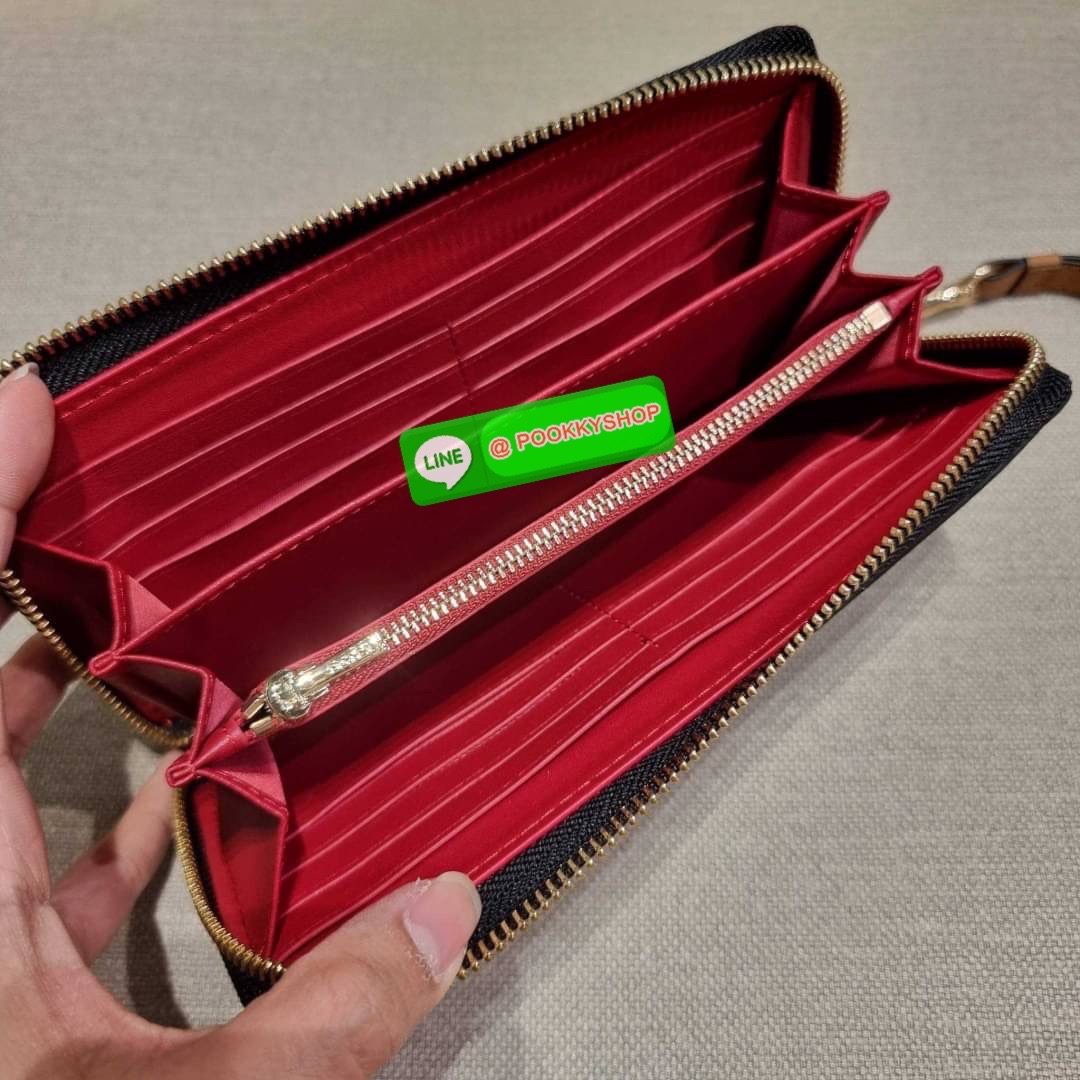 COACH C3548 LONG ZIP AROUND WALLET WITH HORSE AND CARRIAGE พร้อมเสิร์ฟความหรู กับคอลใหม่ สีสวย ผู้ดีขับผิวมาก กระเป๋าสตางค์ใบยาวกึ่งคล้องมือ เรียบหรู โดดเด่นด้วยโลโก้เอกลักษณ์ วัสดุหนัง pepble ทนทาน มาพร้อมสายคล้องมือ ถอดออกได้ ภายในใส่บัตรได้เยอะ มีช่องซ