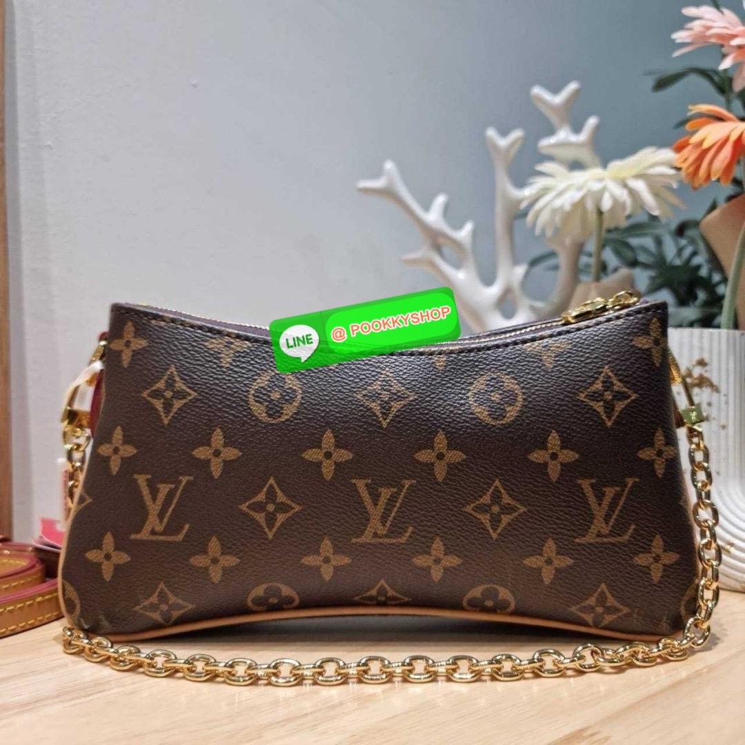 🔆 Model LV liv pochette 🔆 Details ยังคงมีความเป็นเอกลักษณ์ ดีไซน์ลวดลายโมโนแกรมเรียบหรู กับกระเป๋าทรงสวยจากเคาน์เตอร์ dutyfree สวยจับต้องได้ เก๋มากๆ เพลทโลโก้สีทองโดดเด่น มาพร้อมสายสะพายถึง 2 แบบ สายโซ่และสายหนัง ที่สามารถปรับใช้สร้างลุคได