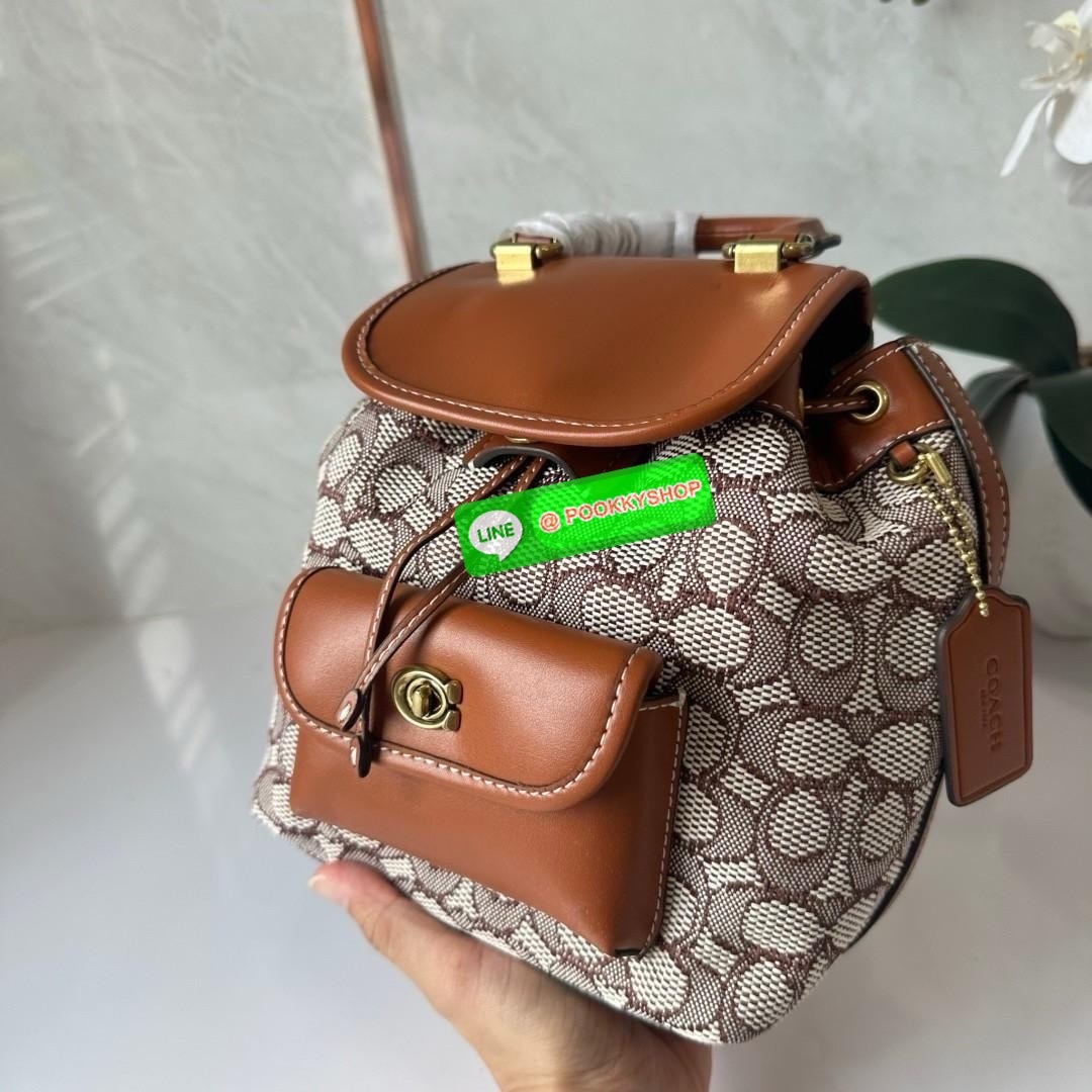 COACH RIYA BACKPACK 21 IN SIGNATURE TEXTILE JACQUARD (CH591) 🔖กระเป๋าเป้ดีไซน์ใหม่ไซส์มินิน่ารัก 🔖วัสดุ ผ้า jacquard ทอลาย ตัดสลับหนังแท้ 🔖 เปิด-ปิดแบบกระดุม ปากกระเป๋าสามารถกดล็อคเปิดปิดและมีเชือกรูดอีกชั้น ภายในโล่งกว้างใส่ของได้