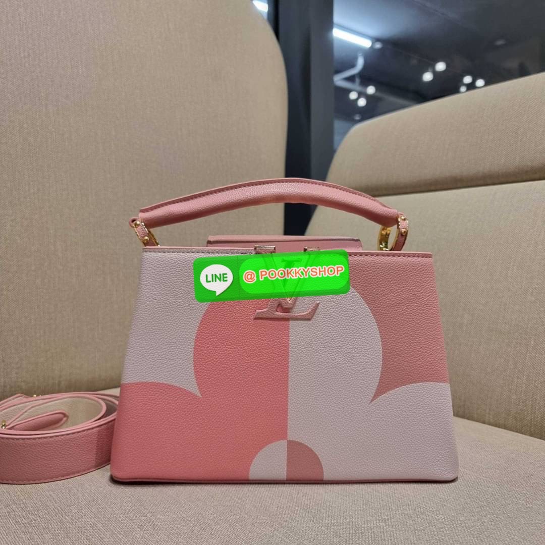 NEW IN!! LV capucines top handle วีไอพีพรีเมี่ยมกิ๊ฟจากเคาน์เตอร์ ที่สุดของความสวยในราคาเบาๆ กระเป๋าถือสุดหรู ดีไซน์ทรงคลาสสิค พร้อมลวดลายหรูหรา มาพร้อมหูจับในตัว ด้วยรูปทรงวินเทจและวัสดุหนังลูกวัว สัมผัสดี ขับผิว ทำให้ไอเท็มนี้สะกดทุกสายตาจริงๆ และยังมีล