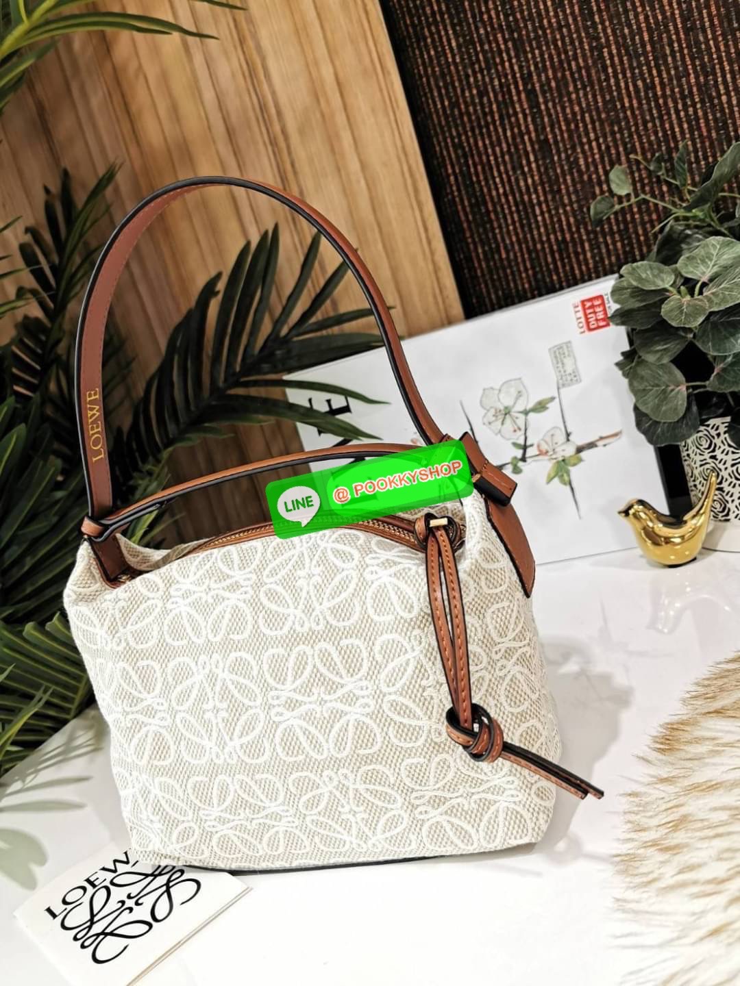 ✴️Must Have!✴️ นาทีนี้ต้อง NEW! LOEWE ANAGRAM SHOULDER BAG VIP GIFT WITH PURCHASE (GWP) กระเป๋าถือหรือสะพายพรีเมี่ยมกิ๊ฟ Limited จาก LOEWE PERFUME DUTYFREE COUNTER รุ่นใหม่วัสดุ Anagram Canvas Jacquard Fabric ผสมผสานกับหนังแท้ Calfskin ลงตัว