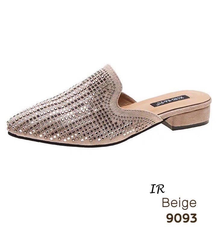 แบบขายดี!! พร้อมส่ง กรี๊ด!!! สลบ อัพเลเวลของคุณให้ดูสวยเก๋ยิ่งขึ้นด้วยคุ่นี้ สลิปเปอร์หนังกำมะหยี่ติดเพชรวิ้งๆทรงหัวแหลมสวยมาก ส้นสูง 1 นิ้ว ไม่เตี้ยจนเกินไป สวมใส่แล้วเก๋อย่าบอกใครเชียว