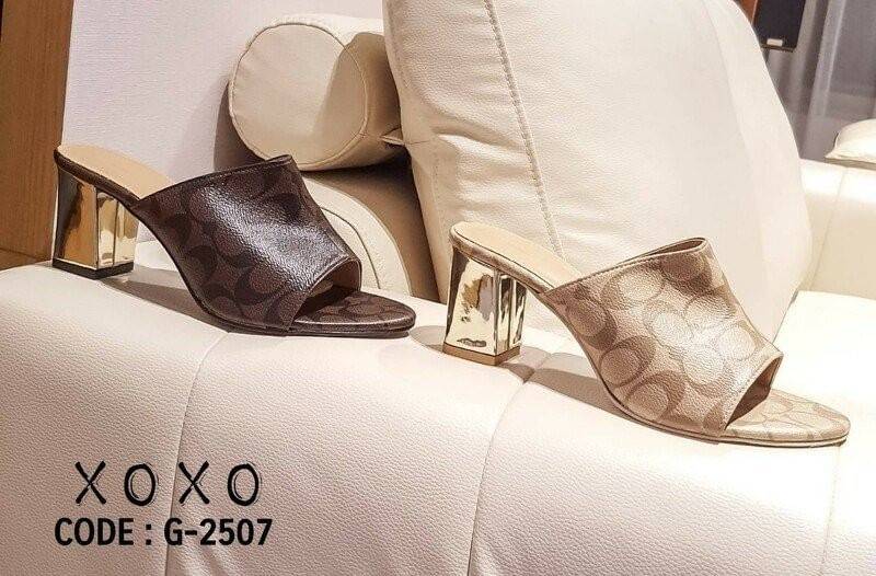 งานสวม ลายหนัง Coach สวย หรู ดูแพงเกินราคาขาย สวมใส่แมทส์ชุดง่าย หลายโอกาส เพิ่มความหรู ส้นสีทอง สวย งานเรียบร้อย ใส่สบาย ส้นทรงแท่ง ยื่นทรงตัวสบาย ไม่เมื่อย น้ำหนักเบา