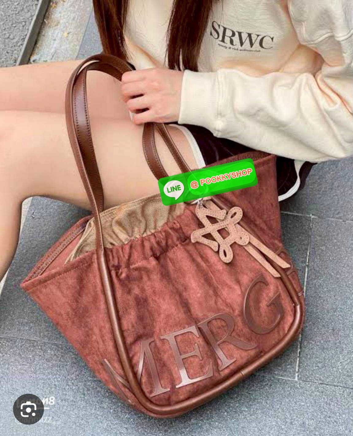 Merge a day bag (medium) 🔆 Details จะกี่รุ่นก็แรงไม่ไหว! กับกระเป๋าสะพายทรงสวย รุ่นผ้ากำมะหยี่ โทนสีน้ำตาลที่กำลังอินมากสำหรับปีนี้ รูปทรงยืดหยุ่น สามารถปรับปีกกระเป๋าเก็บทรงได้ สายสะพายคล้องไหล่ในตัว ภายในมีกระเป๋าผ้าซ้อนให้ ถอดออกได้ (มีอะไหล่เก