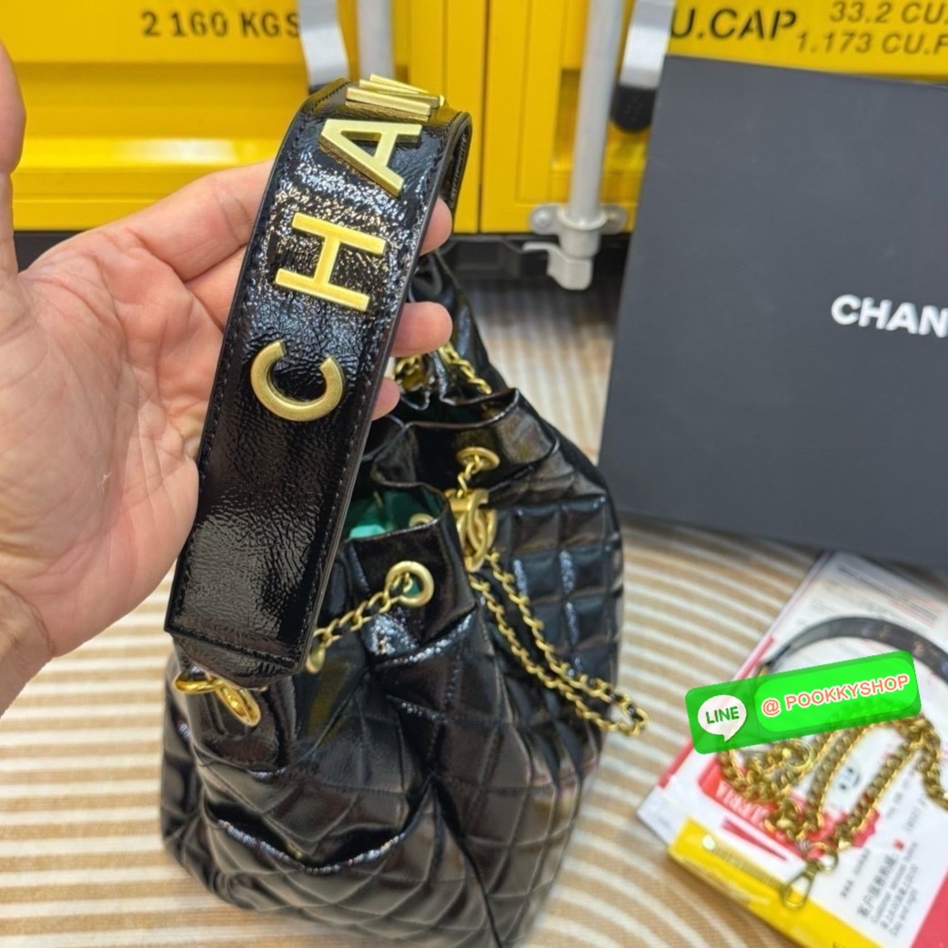 🕊️ พร้อมส่ง | Chanel Bucket Bag กระเป๋าสะพายทรงบัคเก็ต สายสะพายโดดเด่นด้วย font โลโก้สีทองสวยหรู มีช่องใส่ของด้านข้างตอบโจทย์การใช้งานได้ดี ภายในโล่งกว้าง จุของได้เยอะ คุ้มค่ามากๆ ใบนี้งานจริงคือสวย 😎 สะพายไปคาเฟ่ชิคๆ ถ่ายรูปสวยๆ รับรองควา