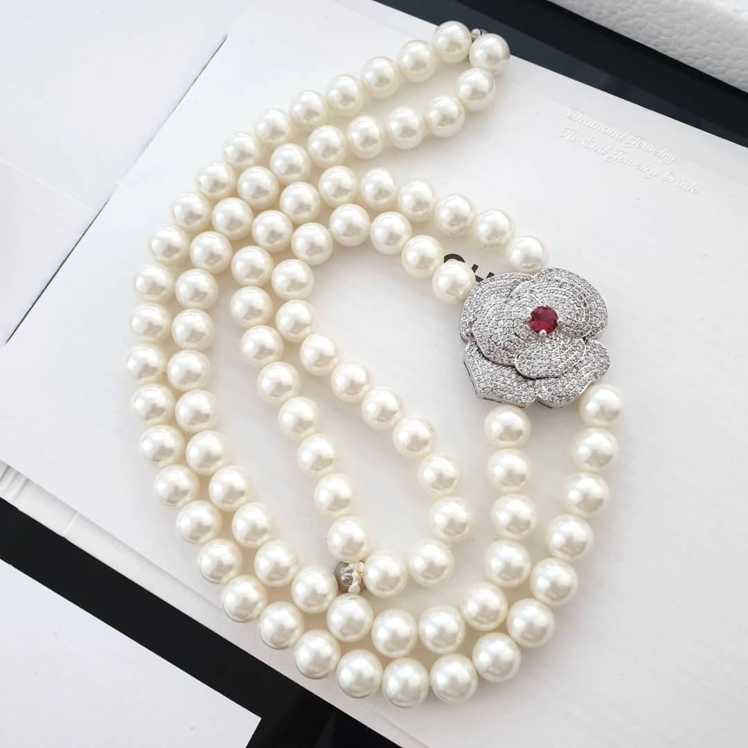 Hi-End Quality !!!!! สร้อยมุกประดับจี้งานเพชร CZ แท้ค่ะ สวยเป๊ะมากๆๆค่ะ มุกญี่ปุ่นเงาวิ้งสวยเหมือนมุกแท้เลย มุกเคลือบ 3 ชั้น จี้มุกประดับเพชร CZ แท้ เพชรละเอียดฝังอย่างดี ไฮโซที่สุดในสามโลก เรียบๆดูดีมากค่ะ มีติดบ้านไว้เลยนะคะสาวๆ รุ่นนี้ขอแนะนำเป็น Must