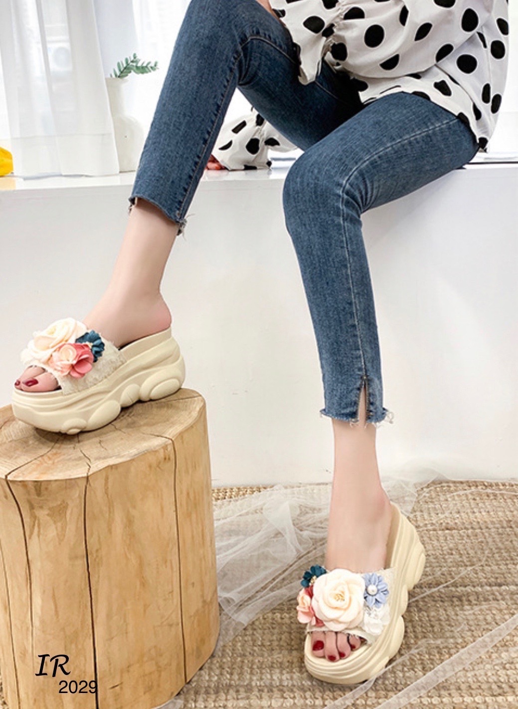 แบบขายดี!!! พร้อมส่ง งานนำเข้าพื้นหมีตัวใหม่น่ารักมากค่า รองเท้าสวมเตารีดแต่งดอกไม้ดีไซน์น่ารักมาก สูง 3 นิ้ว ทรงสโลปไม่เทหน้ามาก เดินง่ายไม่ปวดข้อเท้า ใส่สวย ช่วงนี้ส้นตัวนี้กำลังอินนะค่า