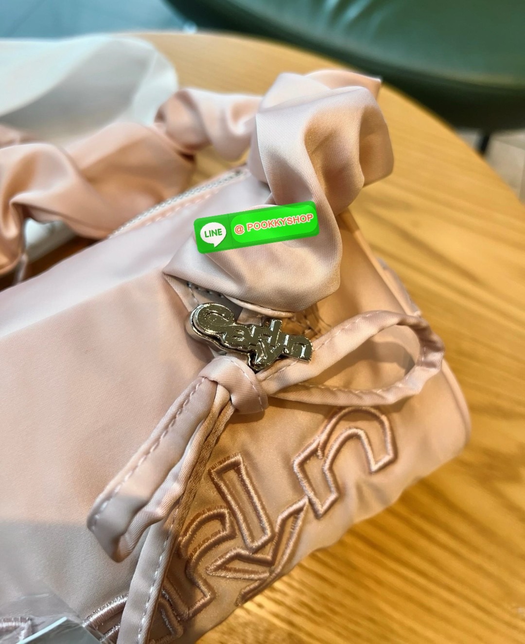 NEW ARRIVAL! น้องใหม่ล่าสุด มีความน่ารักไม่ไหวค่าสาวๆ CARLYN TIA MINI BAG พร้อมส่ง! สุดคิ้วท์ไปกับน้องสไตล์สายเกากันค่า ด้วยดีไซด์ใหม่ วัสดุไนล่อนอย่างดี ปักลายแบรนด์ทั้งใบสวยงาม