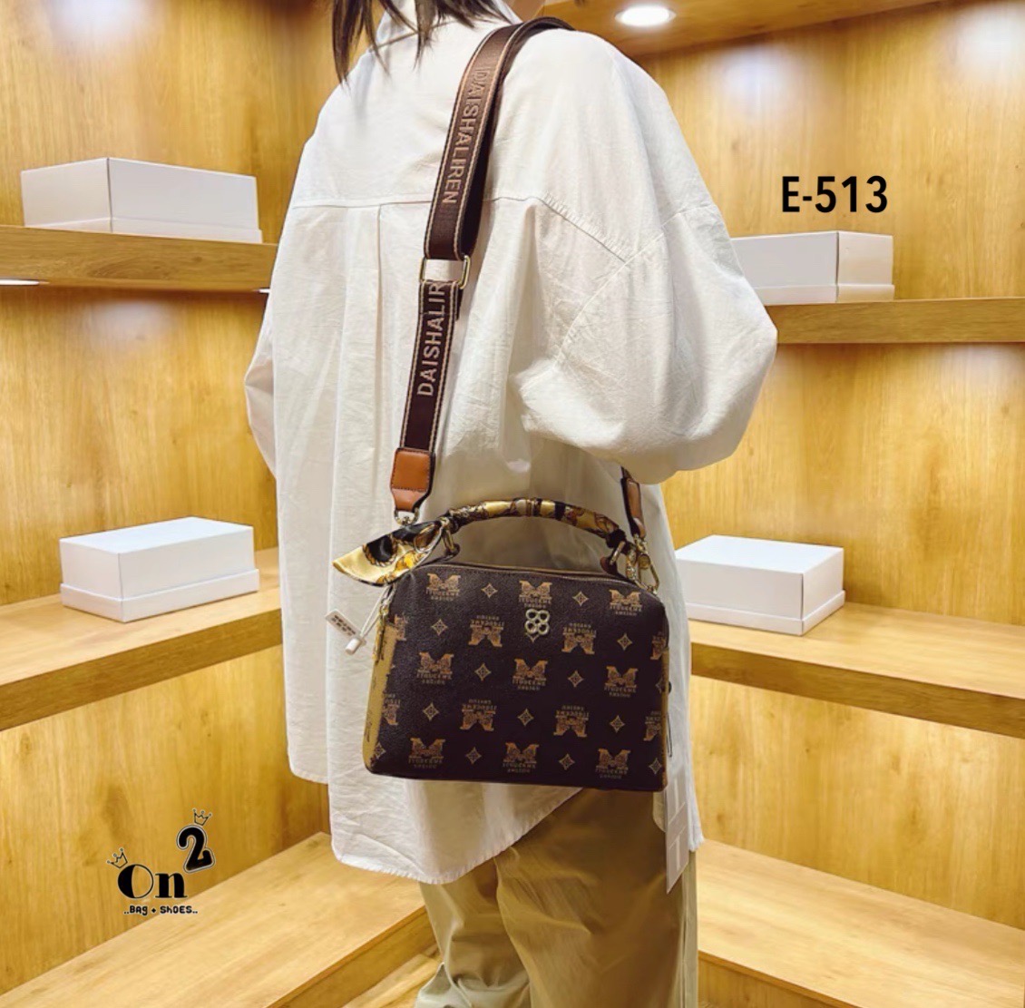 NEW-IN💘ใบนี้คือน่าร้ากก สไตล์แบรนด์😚 งานคุณภาพค่ะ ดีไซน์เกร๋ไม่เบา หูโค้งอยู่ทรงสวยค่า👏🏼เห็นปุ๊บคือชอบปั๊บบ งานดีมากก เป็นทรงหมอน จุได้เยอะ(ใส่มือถือได้) มาพร้อมสายยาว