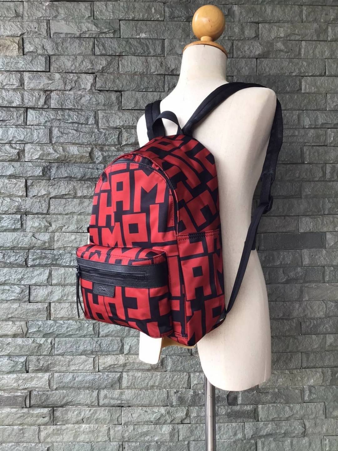 LONGCHAMP LE PLIAGE LGP BACKPACK รายละเอียด • วัสดุ: ผ้าใบ • อะไหล่: นิกเกิล • ตัวกระเป๋า: ผ้าใบโพลีอะไมด์เคลือบด้านใน • ตกแต่ง: หนังวัว รายละเอียดภายนอก • การปิด: ด้วยซิป • สายสะพาย: เลื่อนปรับระดับได้ • ช่อง: 1 ช่องซิป ภายใน • ช่องใส่ของ: 1 ช่อง ช่องด้า