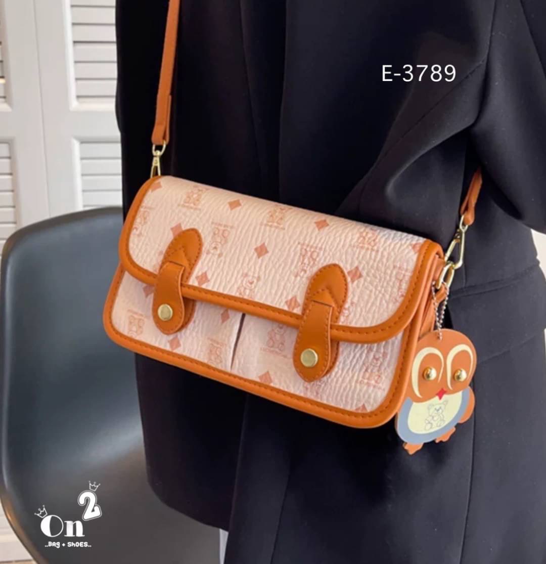 กระเป๋าสะพายข้างทรงแมสเซนเจอร์ เปิดหน้าอะไหล่ทอง มาพร้อมพวงกุญแจ+สายสะพายยาว พร้อมส่ง 3สีค่ะ