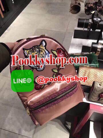 ALDO Grawn Satin Backpack with Tiger&Rose Patches กระเป๋าเป้สะพายหลังจาก ALDO แบรนด์ดังแคนนาดา ดีไซน์สุดชิคปักลายเสือและดอกไม้สวยทั้ง2สี ด้านหน้ามี 1 ช่องซิป เปิดปิดด้วยซิปคู่สะดวกใช้ ภายในมีโลโก้ ช่องซิปและช่องใส่ของ จุได้เยอะ ใส่ ipad ได้ น้ำหนักเบา หูจ