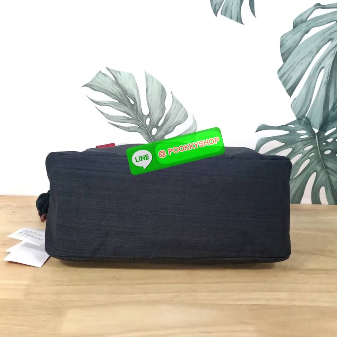 KIPLING ELISE HANDBAG กระเป๋าถือและสะพายไหล่ วัสดุ Nylon +Polyester ขนาดกำลังพอดี จุของได้มาก มีหูจับสองสาย ถือสะดวก น้ำหนักเบา มีช่องซิป ด้านหน้า ช่อง กระเป๋าหลักเปิด-ปิดด้วยซิป มี3 ช่องว่างใส่ของได้จุมากๆ ใส่มือถือได้ กระเป๋าสตางค์ใบยาว และ เครื่องสำอาง