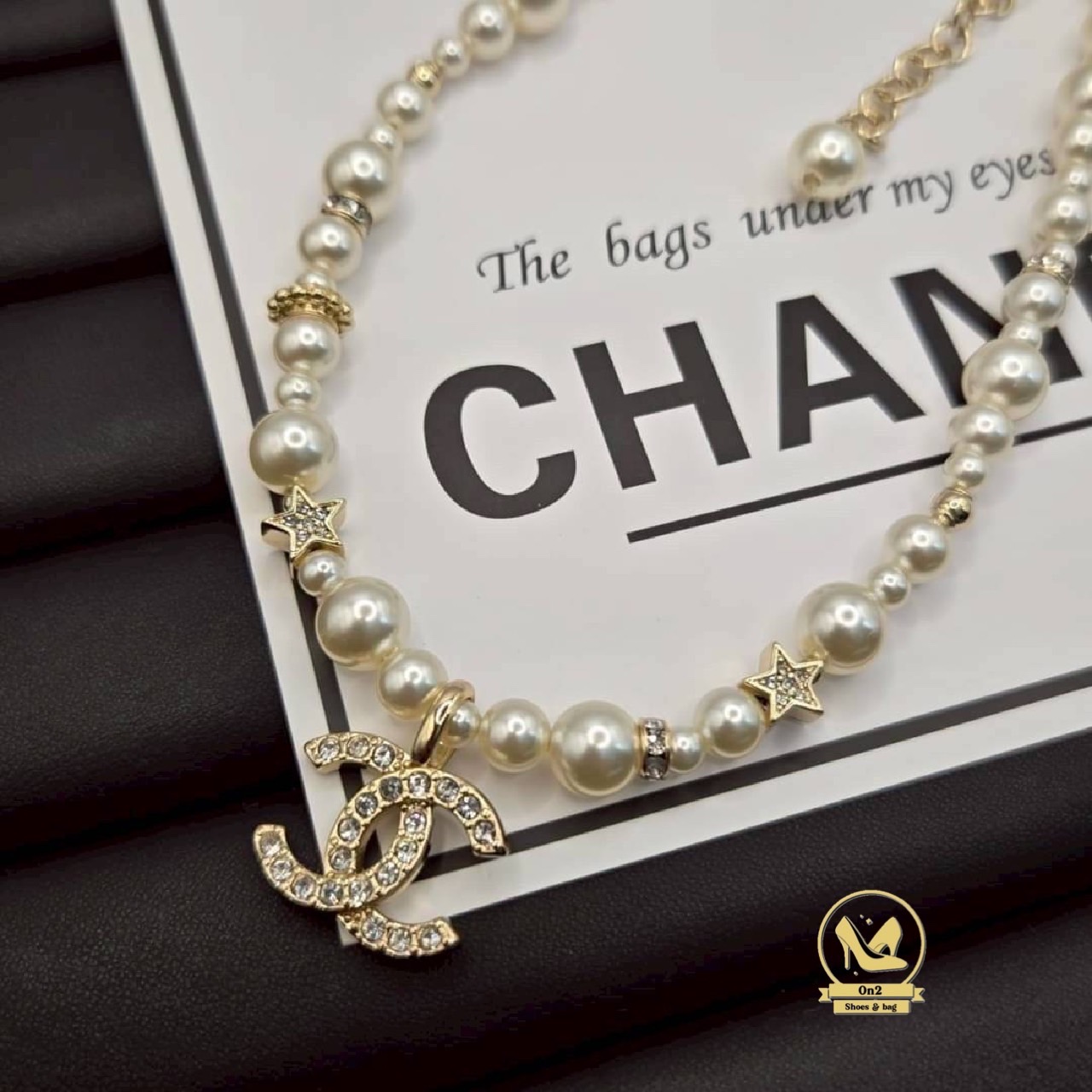 ความหรูหราอยู่ที่รายละเอียด… Chanel ชิ้นนี้ บอกเลยว่าสะกดทุกสายตา ด้วยความวิบวับระดับไฮเอนด์ สร้อยคอ Chanel ไม่ต้องพูดเยอะ หรูแบบผู้ดีมีคลาส งานหรูดูแพง ใส่แล้วออร่าพุ่ง