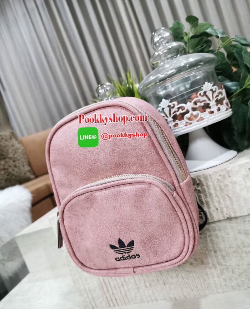 Don’t Miss! NEW ARRIVAL! ADIDAS MINI BACKPACK กระเป๋าเป้สไตล์ Sport ขนาดมินิ กำลังน่ารัก น้ำหนักเบา หนังสวยอยู่ทรงด้านหน้ามีโล้โก้และช่องซิป เปิดปิดด้วยซิปสะดวกใช้ หัวซิปแบรนด์ ภายในมีโลโก้และช่องใส่ของ มีหูจับถนัดมือ สายสะพายเลื่อนปรับระดับได้ ไอเท็มใหม่