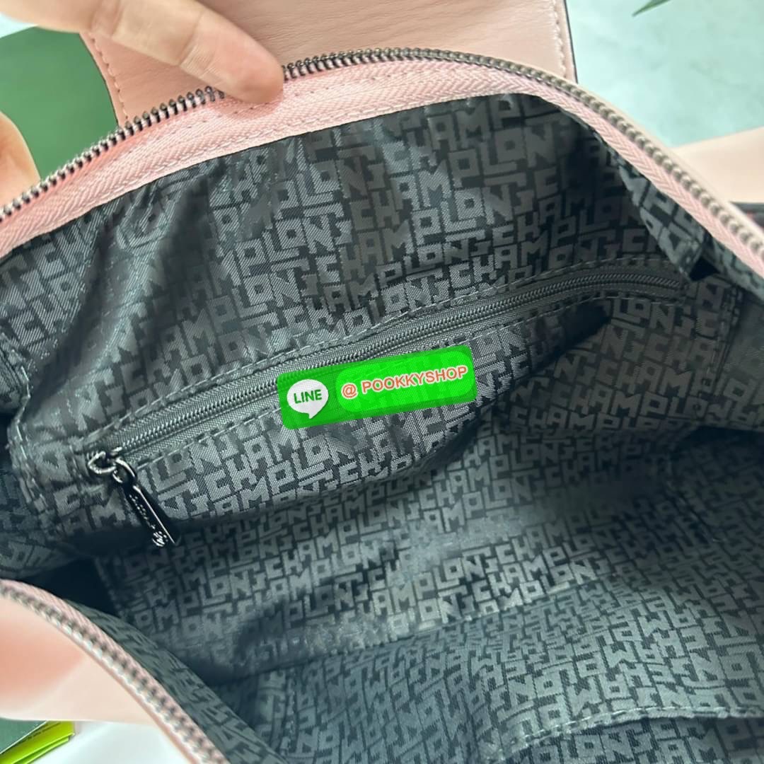 LONGCHAM LE PLIAGE XTRA Hobo bag M กระเป๋าสะพายไหล่ HOBO ออกแบบเพื่อให้ดูเรียบหรูหรา มีความสง่า รูปทรงเก๋ไก๋ วัสดุหนังแกะนิ่มมือ สายสะพายไหล่ปรับระดับได้และถอดออกถือได้ เปิด- ปิด ด้วย ซิป ภายใน ช่องโล่งกว้าง มีช่องซิปแยก ใบใหญ่สามารถใส่ของได้เยอะคะ