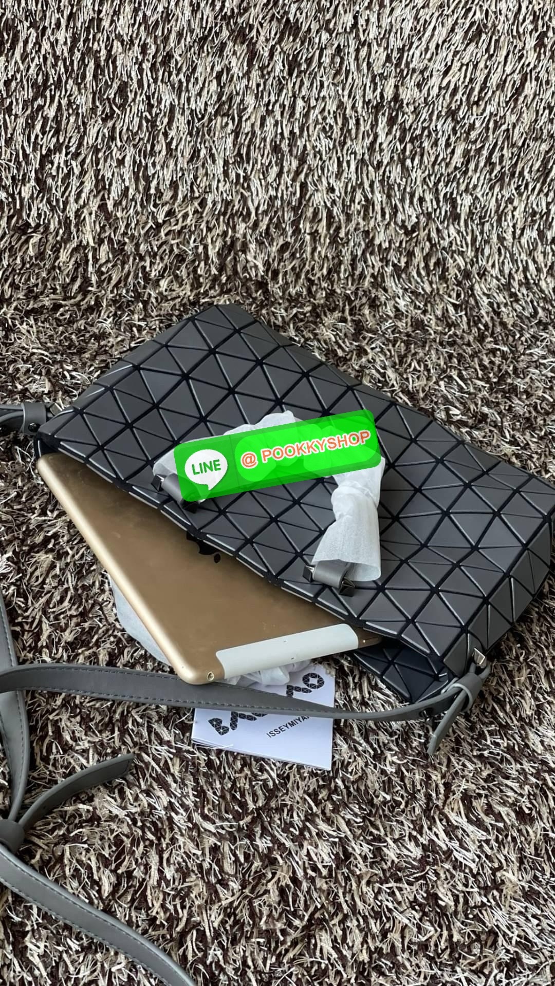 *Small BAO BAO ISSEY MIYAKE TONNEAU เป็น ซีรีย์ที่มีเอกลักษณ์เฉพาะตัว ด้วยแผ่นสามเหลี่ยมที่มีสัญลักษณ์เท่ากันทุกด้าน และยังผสมผสานงานดีไซน์ อันสง่างามเท่ากับฟังก์ชั่น การใช้งานสุดพิเศษ โดยมีจุดเด่นที่ซิปด้านบน สำหรับเปิดปิดและมีสายสะพายไหล่ ที่สามารถถอดออ