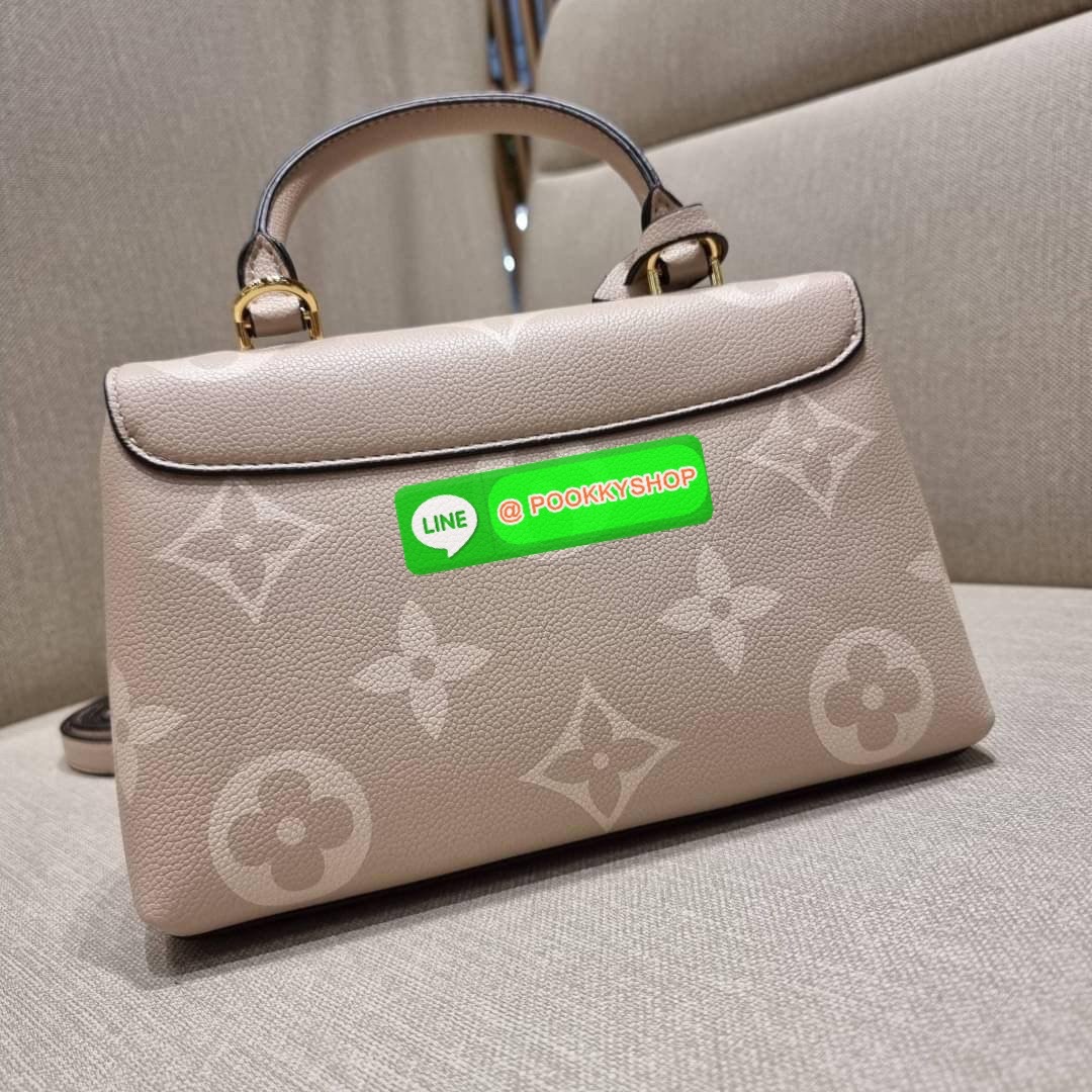 LV MADELEINE BAG ใหม่ล่าสุด อีกหนึ่งรุ่นคลาสสิคหายาก จากเคาน์เตอร์ dutyfree ที่สาวๆรอคอย กระเป๋าถือ/สะพายข้าง ดีไซน์เรียบง่าย แต่เต็มไปด้วยดีเทลความหรู วัสดุหนังวัวปั๊มลายเอกลักษณ์ เปิด‐ปิดด้วยอะไหล่กดล็อคสีทองหรู และมีพวงหนังห้อยพิเศษแถมมาให้ด้วย ภายในแบ