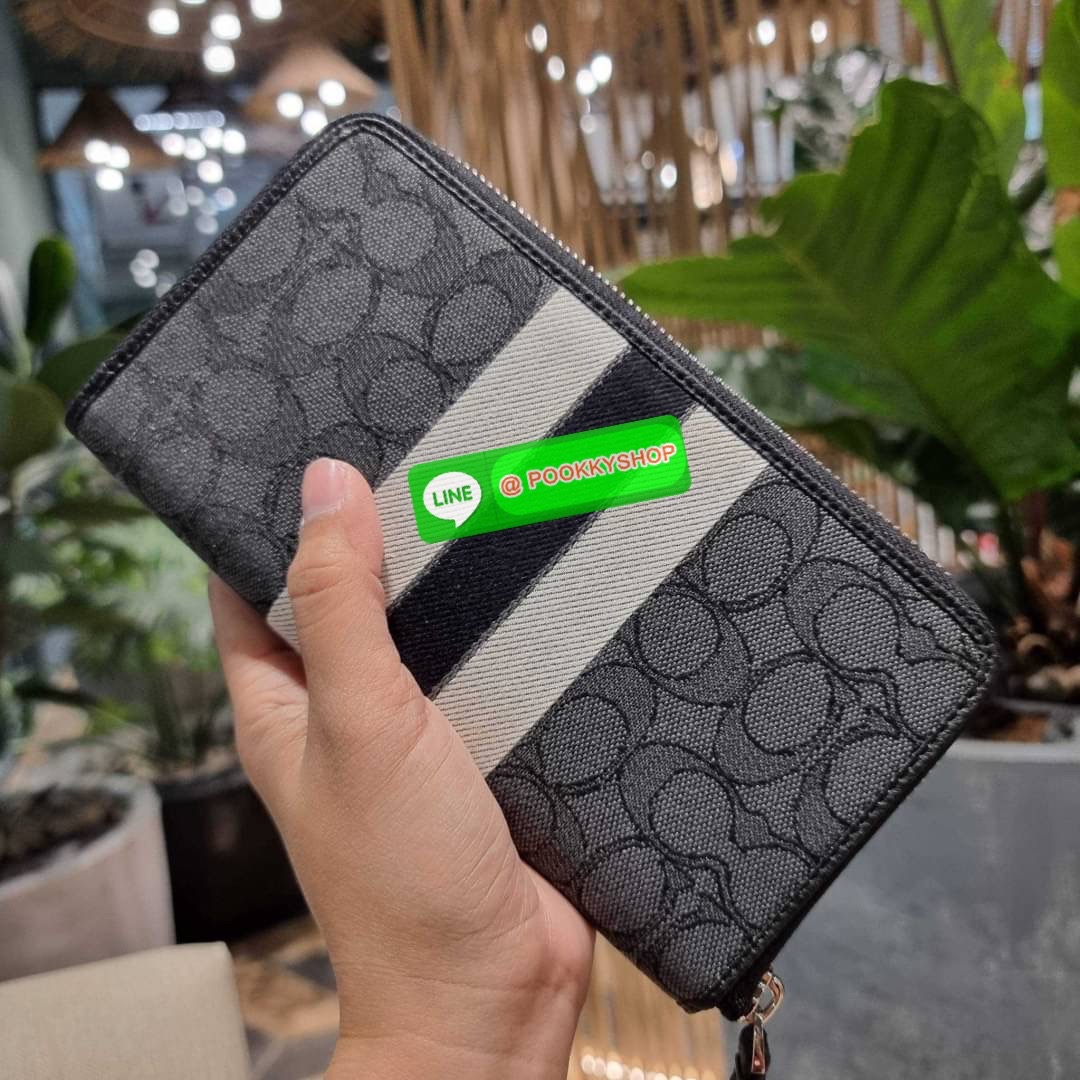 COACH C9073 DEMPSEY LARGE PHONE WALLET IN SIGNATURE JACQUARD WITH STRIPE AND COACH PATCH พร้อมเสิร์ฟความเลิศหรู กับคอลใหม่ล่าสุด กระเป๋าสตางค์ใบยาวกึ่งคล้องมือ สีสุดละมุน ถือใช้คือขับผิวสุด!! วัสดุผ้า jacquard สลับหนัง pepble มาพร้อมสายคล้องมือในตัว กันหล
