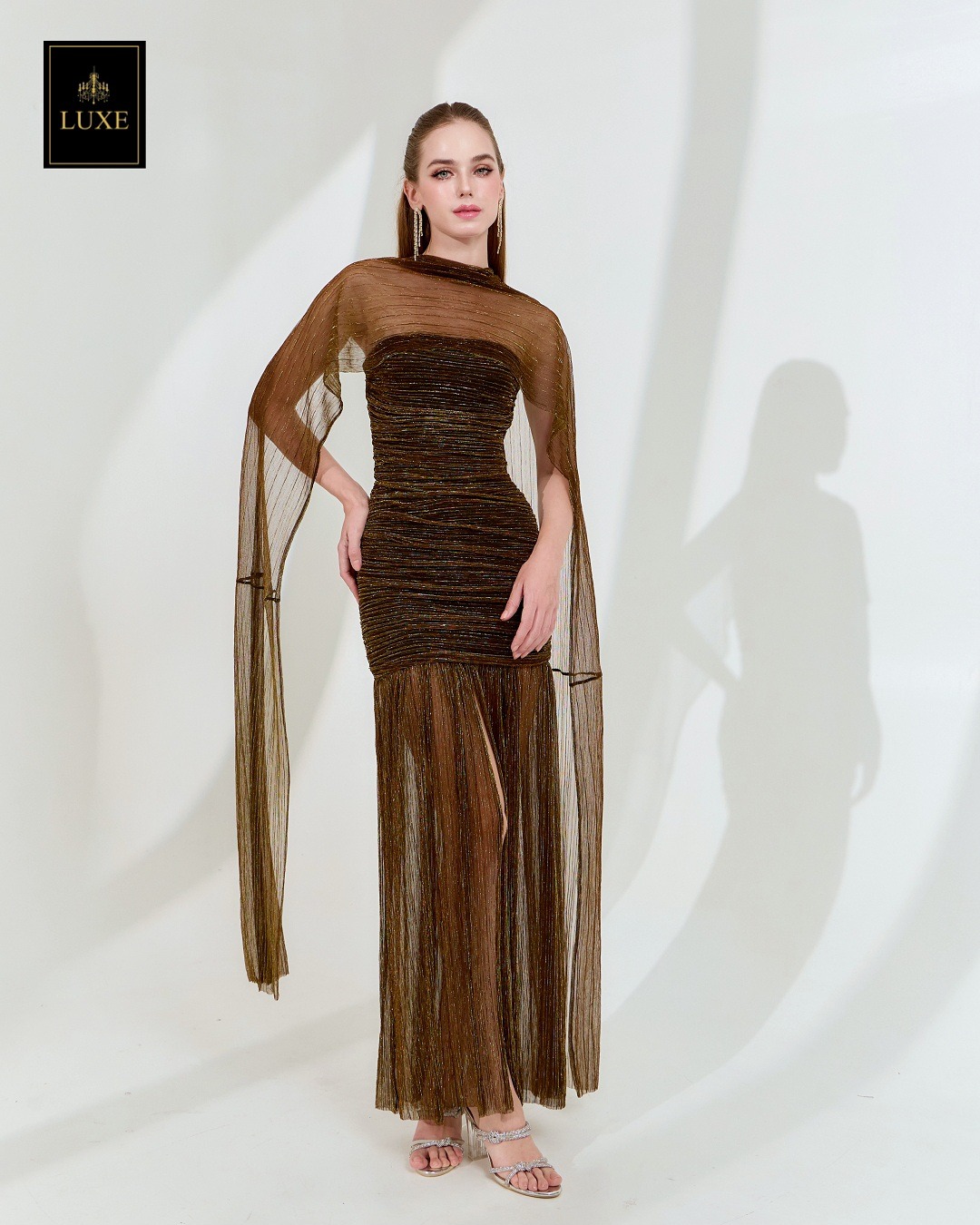 เดรสแฟชั่น เดรสเสื้อเกาะอกทรงเข้ารูป กระโปรงต่อชายระบาย ผ่าหน้า มาพร้อมผ้า mmคลุมไหล่