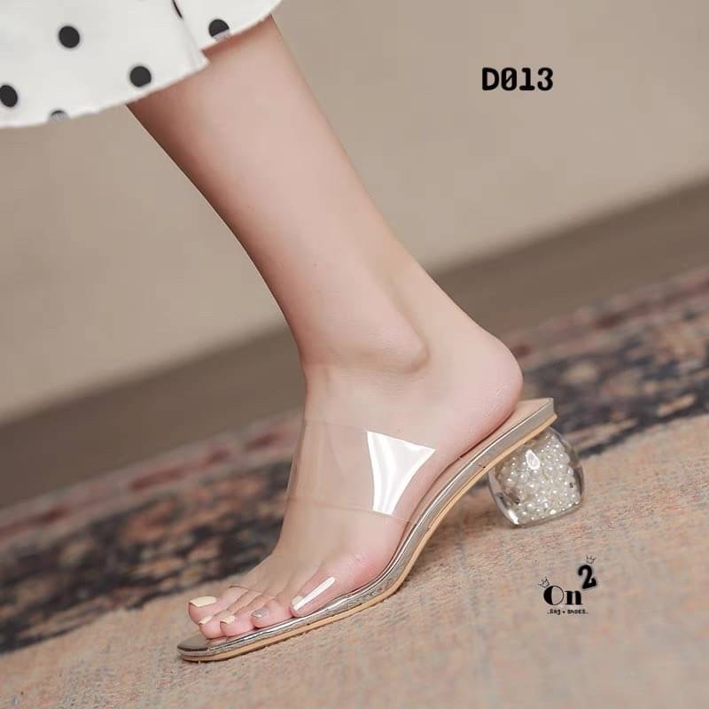 รองเท้าส้นสูงส้นแก้วกลมด้านในประดับมุก ด้านหน้าสวมpvc ใสคาดคู่ งานนิ่มใส่สบายไม่บาดเท้าค่ะ ทรงสวยดูดีใส่เข้ากับชุดได้ง่ายมี2สีให้เลือกค่ะ