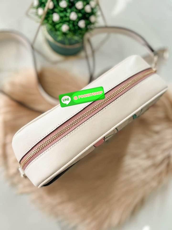 Coach Jamie Camera Bag In Signature Canvas With Heart Cherry Print พร้อมส่งค่ะ กระเป๋าสะพายแบบครอสบอดี้ร์ ขนาดพอดีลำตัวไม่เล็กเกินไปค่ะ เปิด-ปิดกระเป๋าแบบซิป ภายในสามารถใส่มือถือได้ทุกรุ่น;กระเป๋าเงินใบกลางได้;มีช่องเสียบบัตรให้2ช่อง และช่องเล็กใส่ของจุกจ